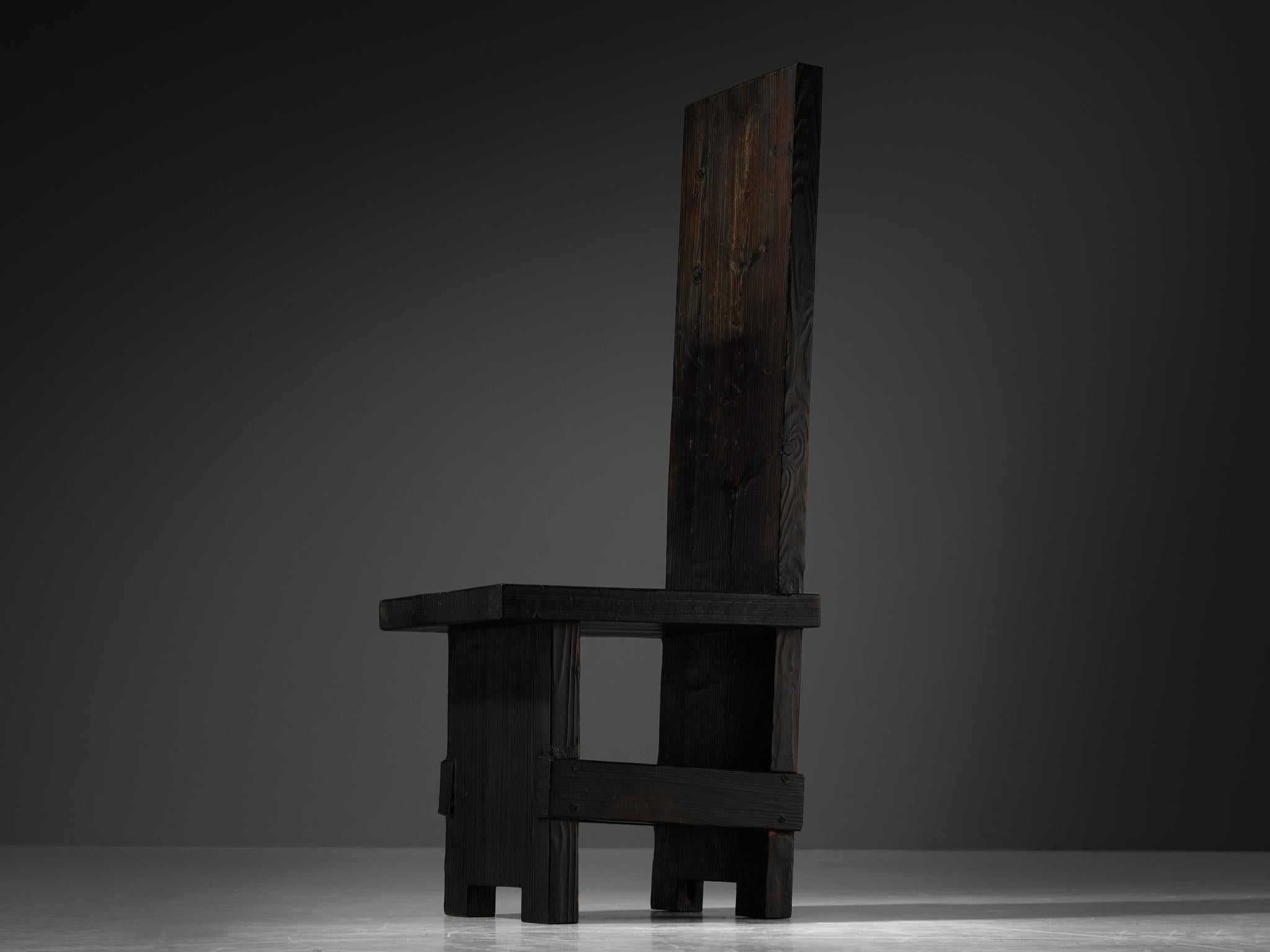 Fin du 20e siècle Studio D A. Chaise brutaliste en bois massif foncé en vente