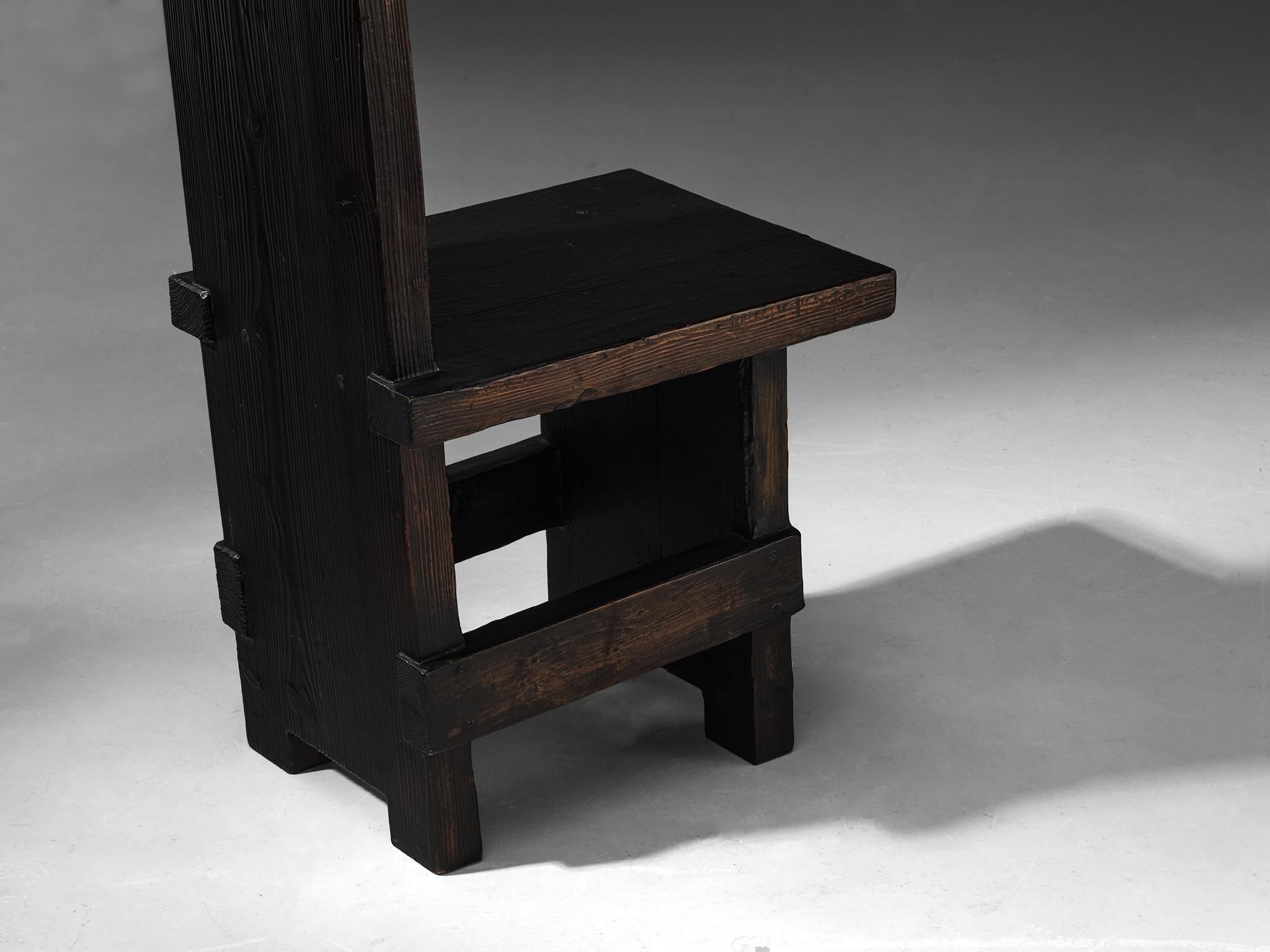 Pin Studio D A. Chaise brutaliste en bois massif foncé en vente