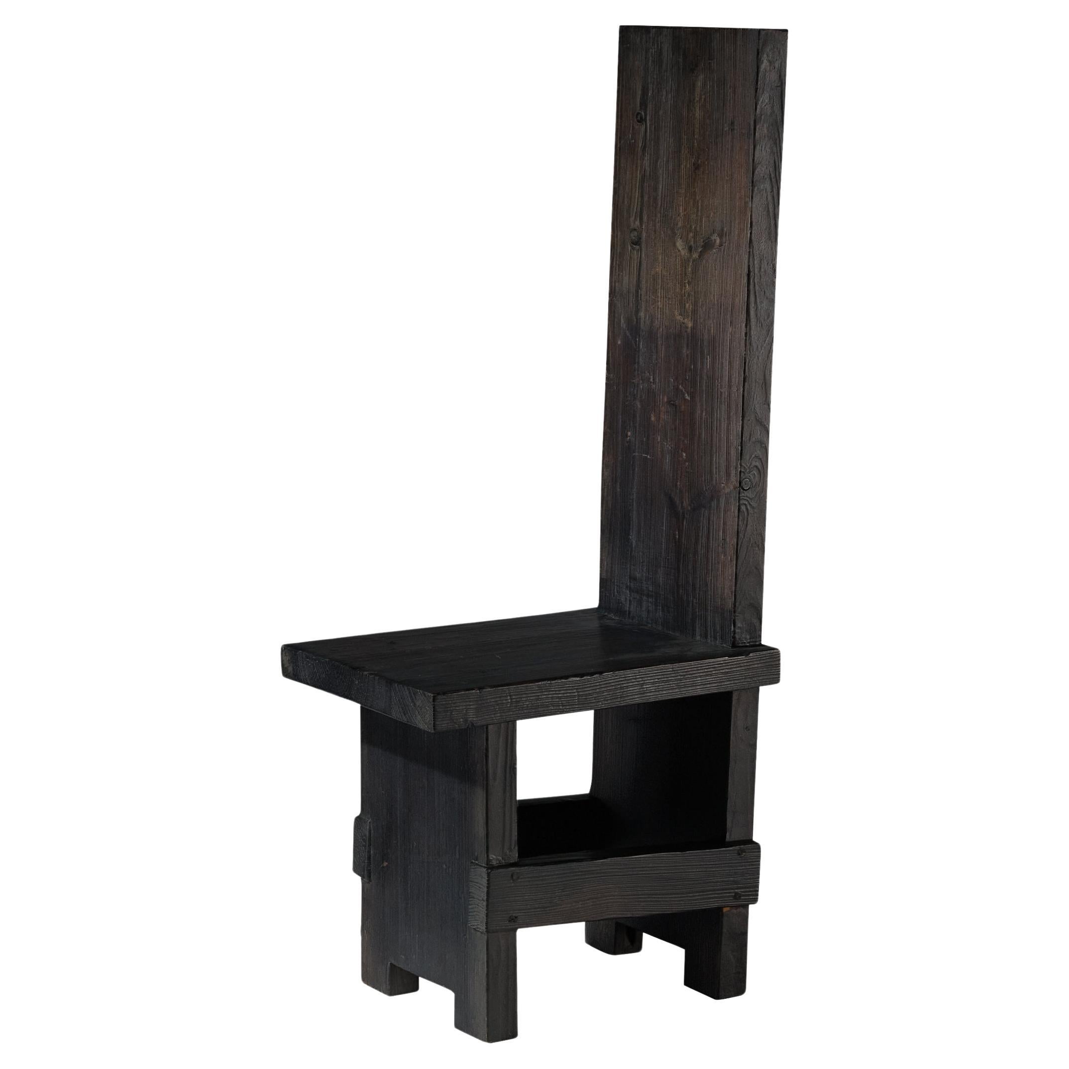 Studio D A. Chaise brutaliste en bois massif foncé en vente