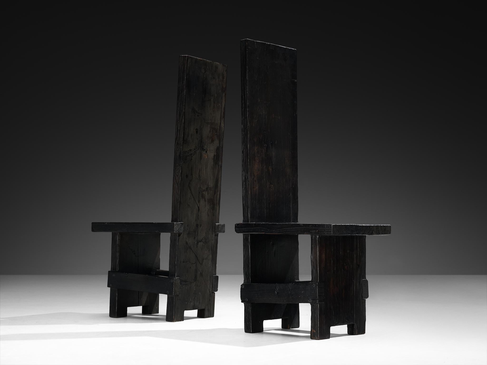 Studio D Italia, sillas auxiliares, pino lacado, años 70

Esta llamativa silla brutalista capta la esencia del diseño crudo. Fabricado por Studio D en Italia durante los años 70, ejemplifica la estética robusta y de aquella época. El diseño de esta