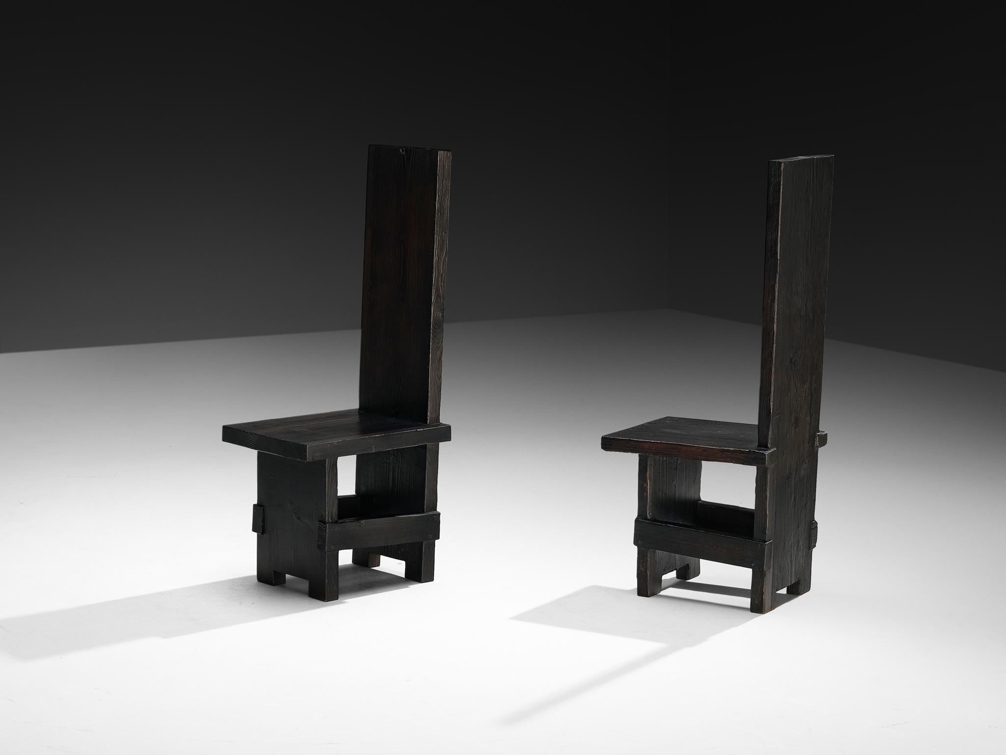 Sillas Brutalistas Studio D Italy de Pino Macizo Oscurecido finales del siglo XX en venta