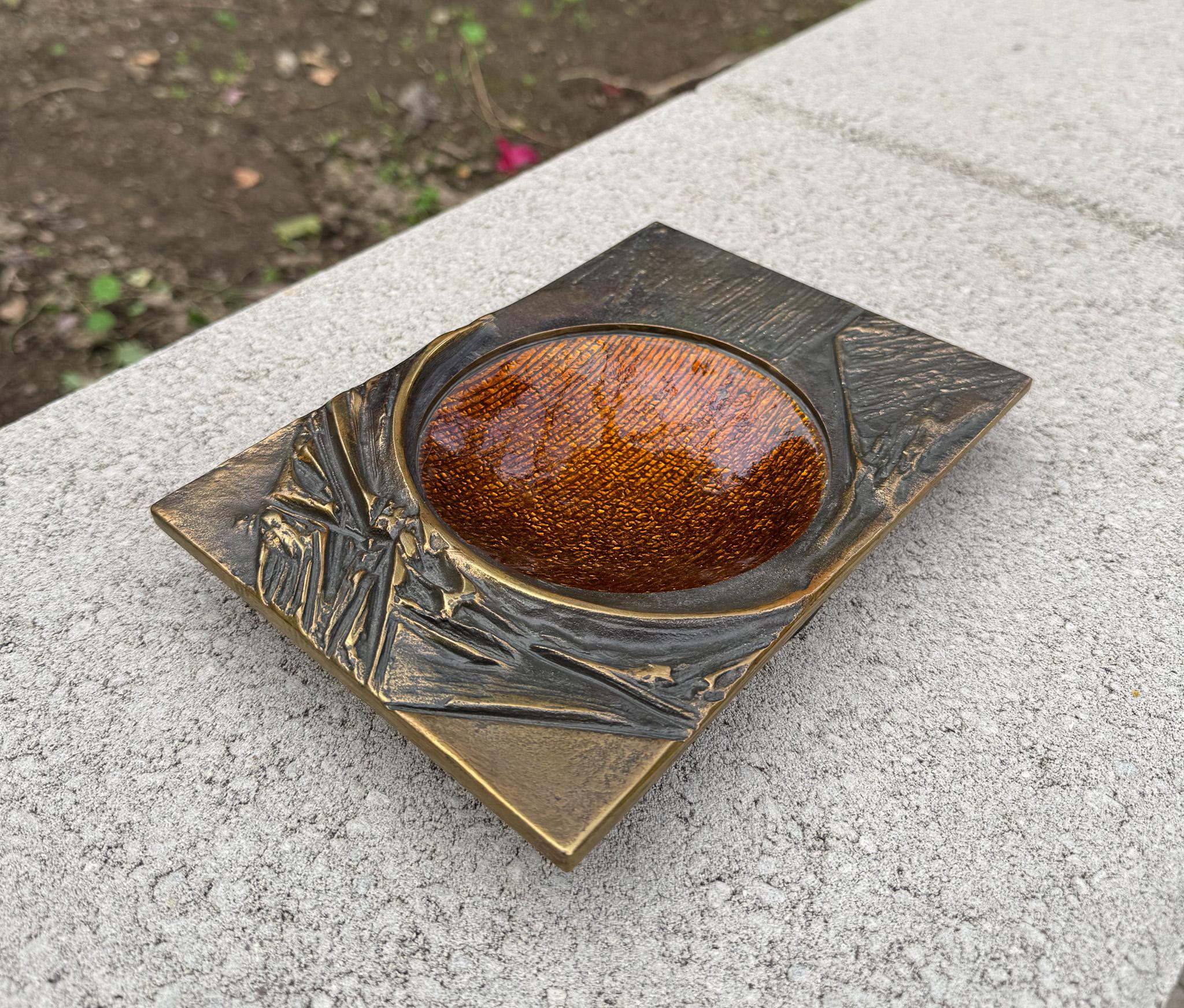 Vide Poche / Bandeja de bronce y esmalte Studio Del Campo, Italia, c.1960.  Firmado a mano en la parte inferior.