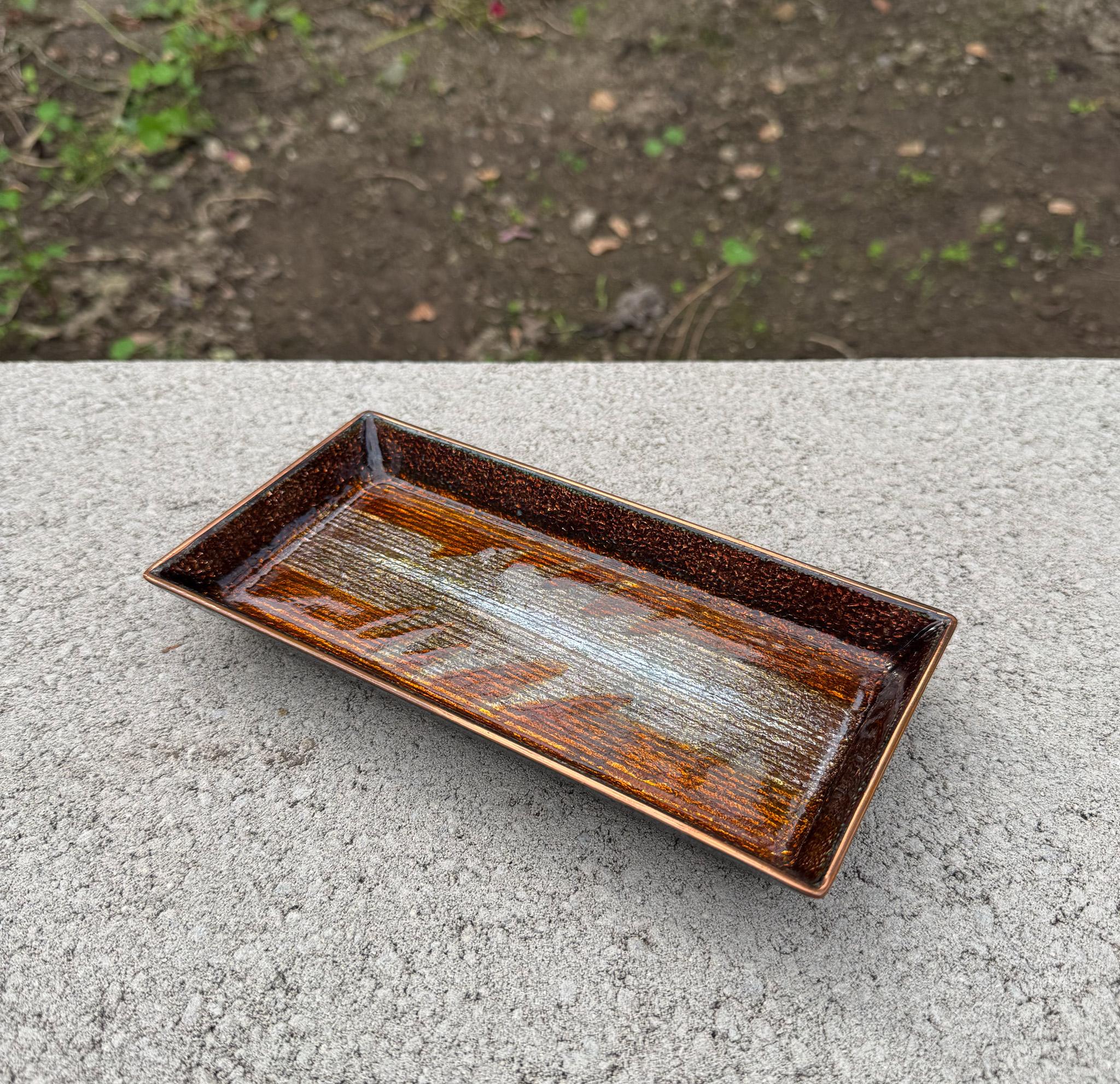 Studio Del Campo Copper & Enamel Vide Poche / Tray, Italie, c.1960.  Signé Del Campo au bas de la page.  