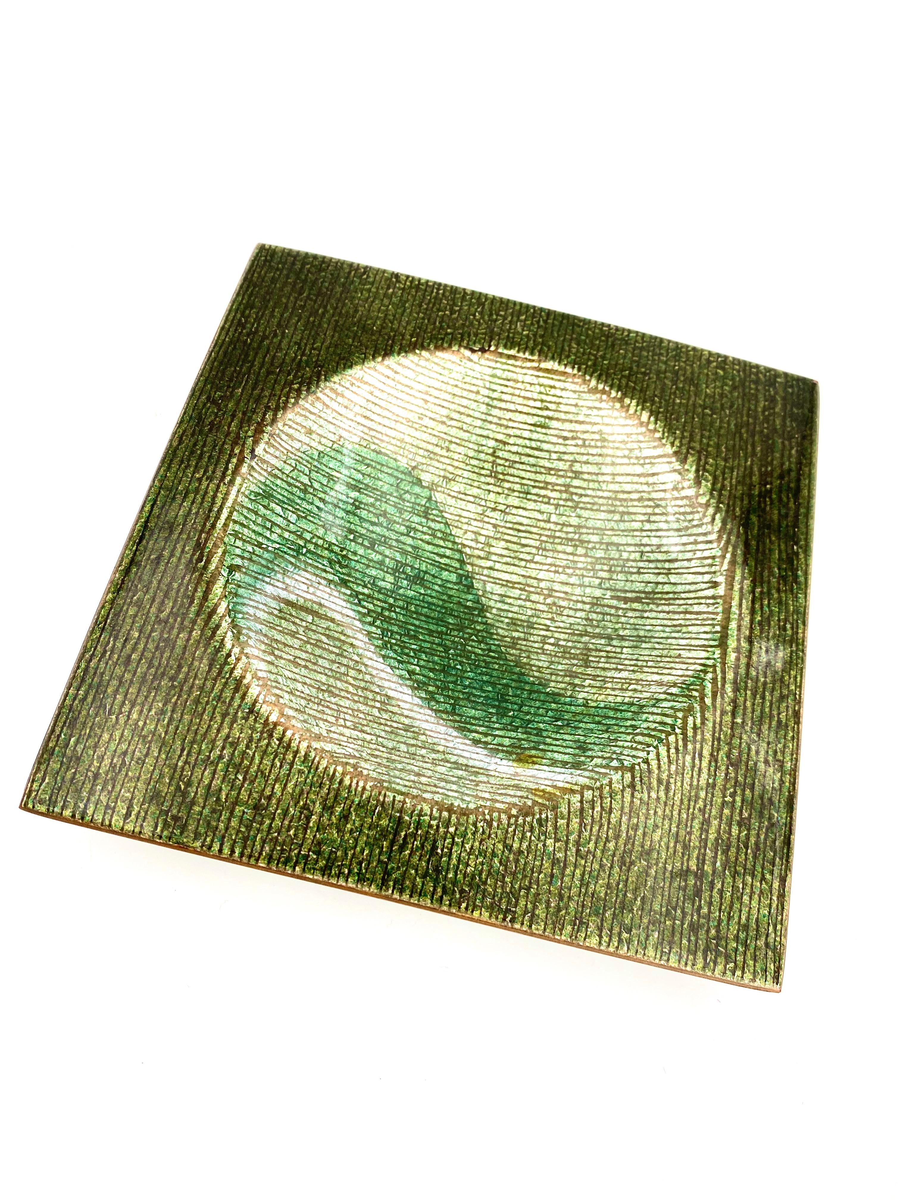 Studio Del Campo Kupfer Tablett emailliert in grün. 

Del Campo, Turin, um 1970.  

Entworfen von Gio Ponti

Signiert auf der Unterseite: [Del Campo] 

16,5 x 16,5 x 4 cm

Bedingungen: ausgezeichnet, keine Chips.