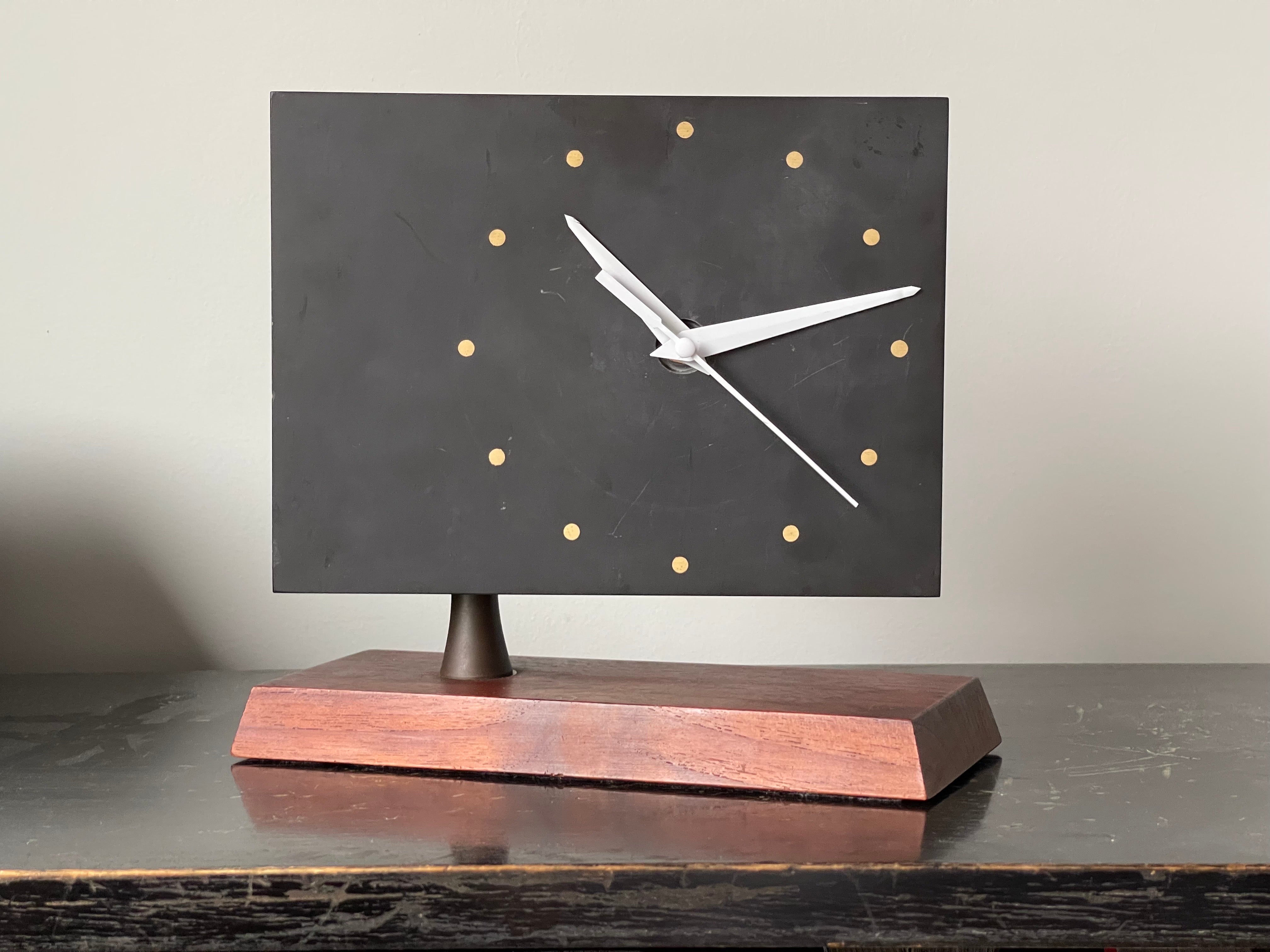 Excellent & scarce studio made desk clock in slate and walnut by Harpswell House, after Paul Evans and Phillip Lloyd Powell, who both collaborated with Harpswell House briefly. The slate top swings a bit. You can see finger smudges but that is from