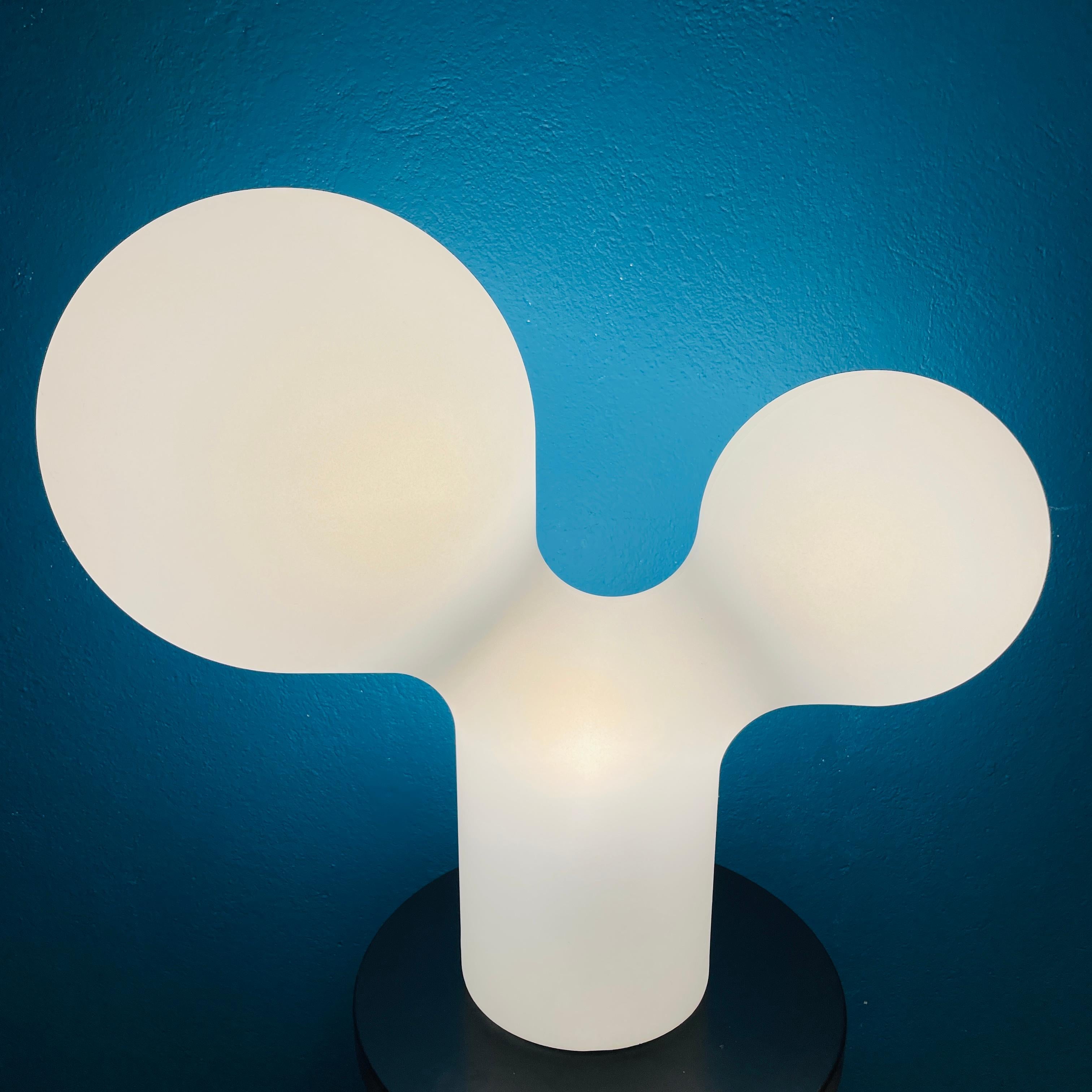 The Double Bubble lamp is a distinctive masterpiece designed by the celebrated Finnish designer Eero Aarnio in 2003. 

To light up evenly and smoothly its curvy shape, Double Bubble is fitted with three light sources: one in each bubble and one in
