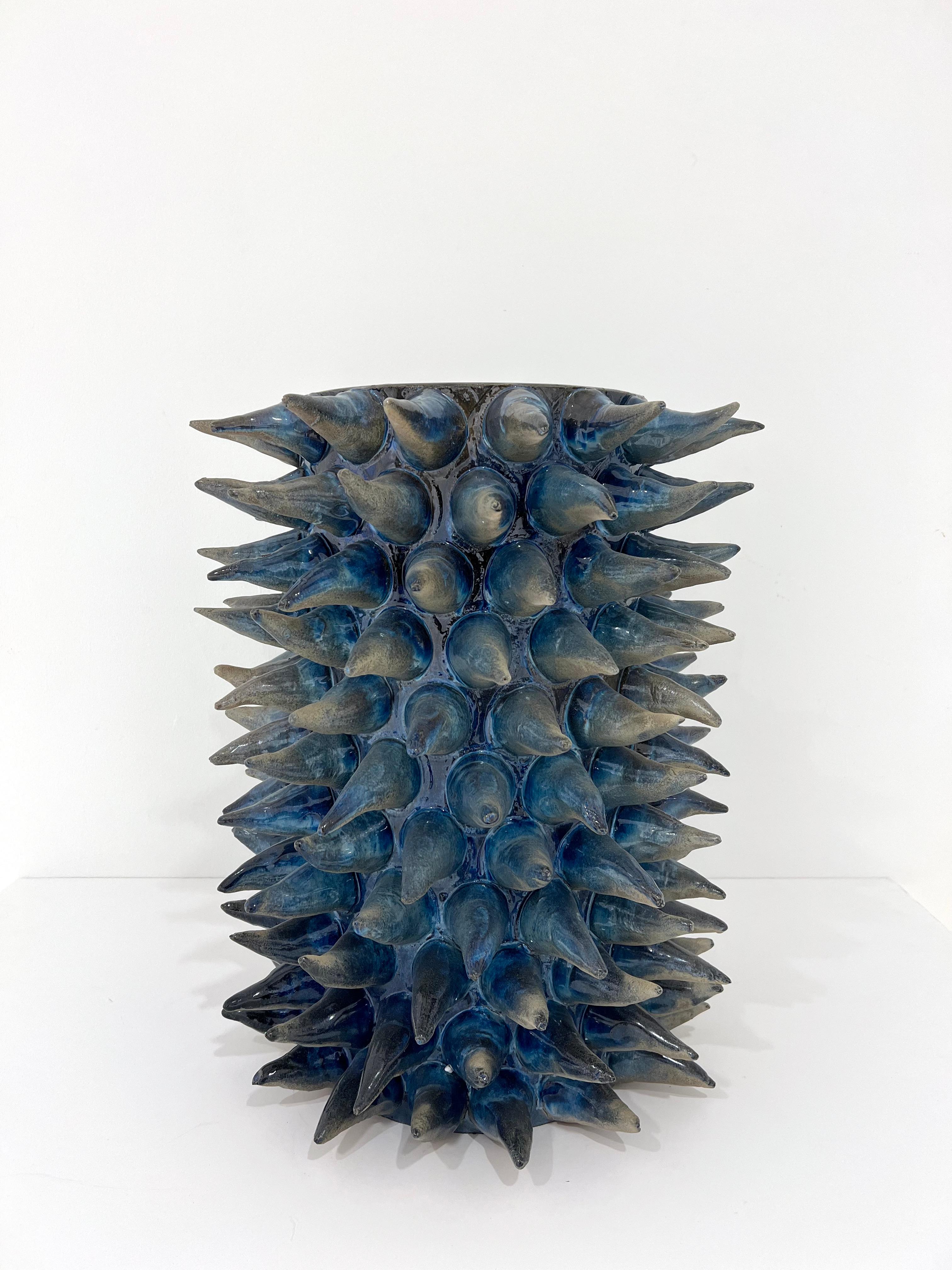 Skulpturale blaue Anemonenvase von Studio Esposito. 2000er Jahre, hergestellt in Italien.
Ein erstaunliches Stück Studio-Keramik.
*An der Spitze eines der Zapfen befindet sich eine kleine Kerbe.