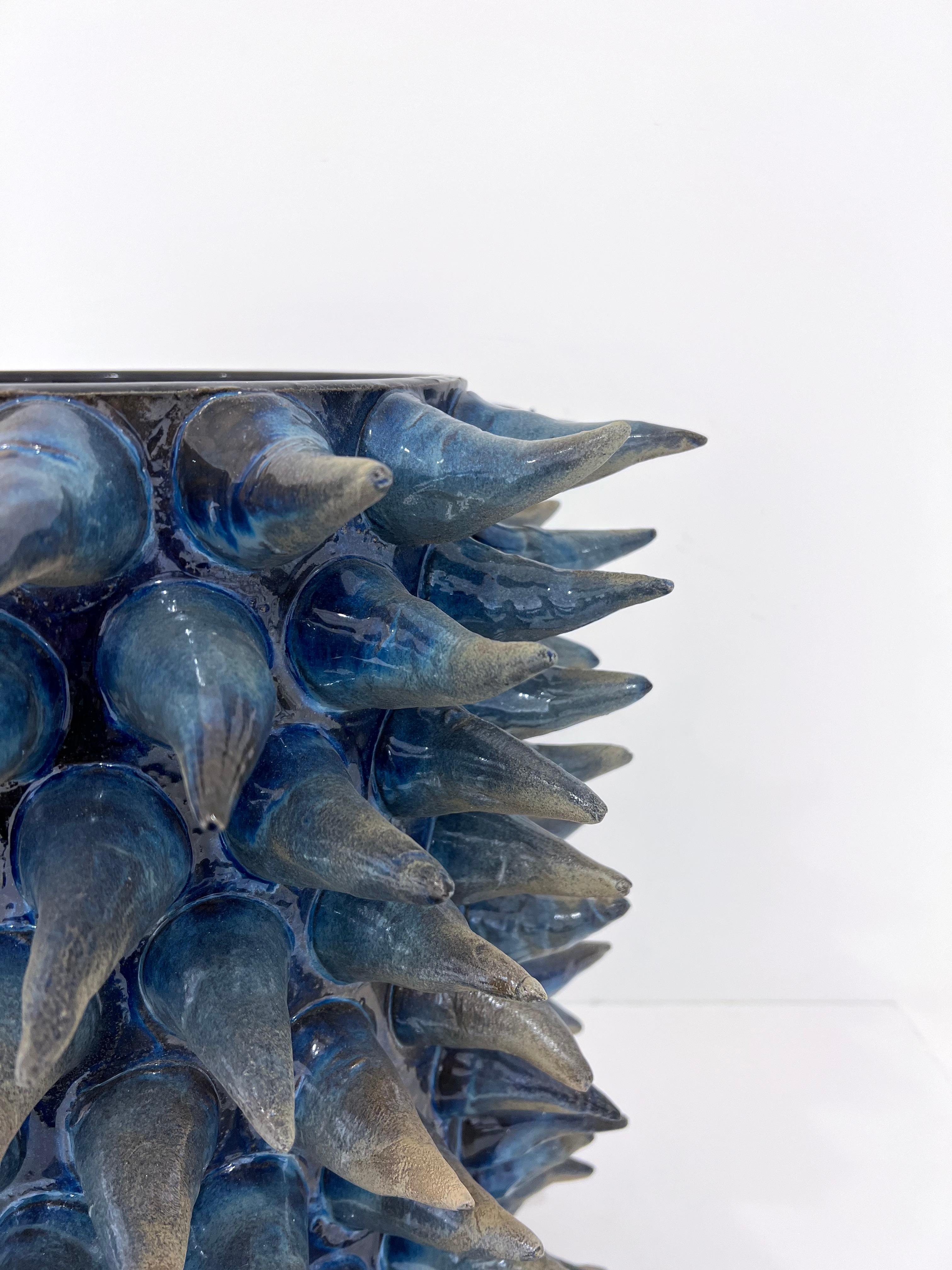 Studio Esposito Skulpturale Keramikvase (Glasiert) im Angebot