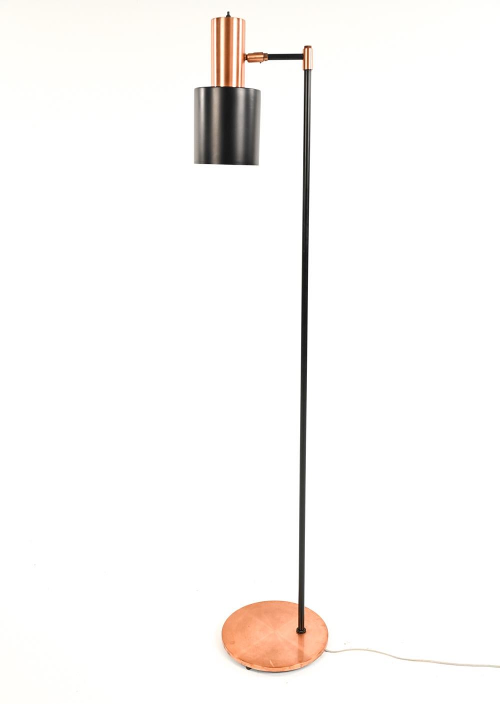 Stylish Danish mid-century floor lamp in contrasting brushed copper and satin black finish metal, designed by Jo Hammerborg for Fog and Morup, 1960's. This floor lamp is model 