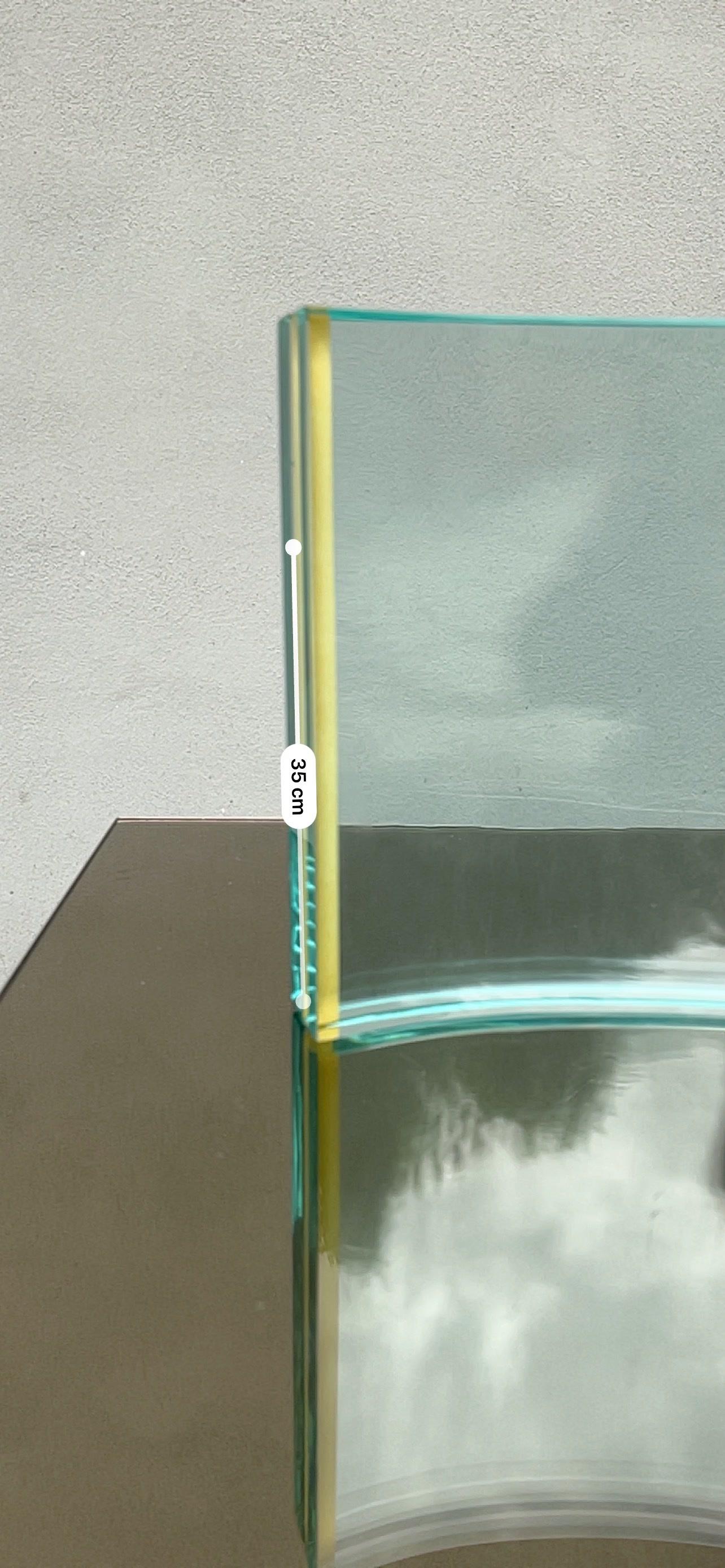 30x24 cm
Composta da due fogli di vetro accostati.