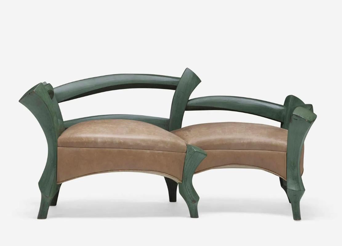 Im Studio gefertigte Bank aus Holz und Leder, Hersteller unbekannt. 

Ein wirklich einzigartiges Studio-Möbelstück, das als große Bank oder Sofa fungiert. 

Zeigt geringfügige Abnutzung in Form von Kratzern auf Leder und kleine Bereiche der Farbe