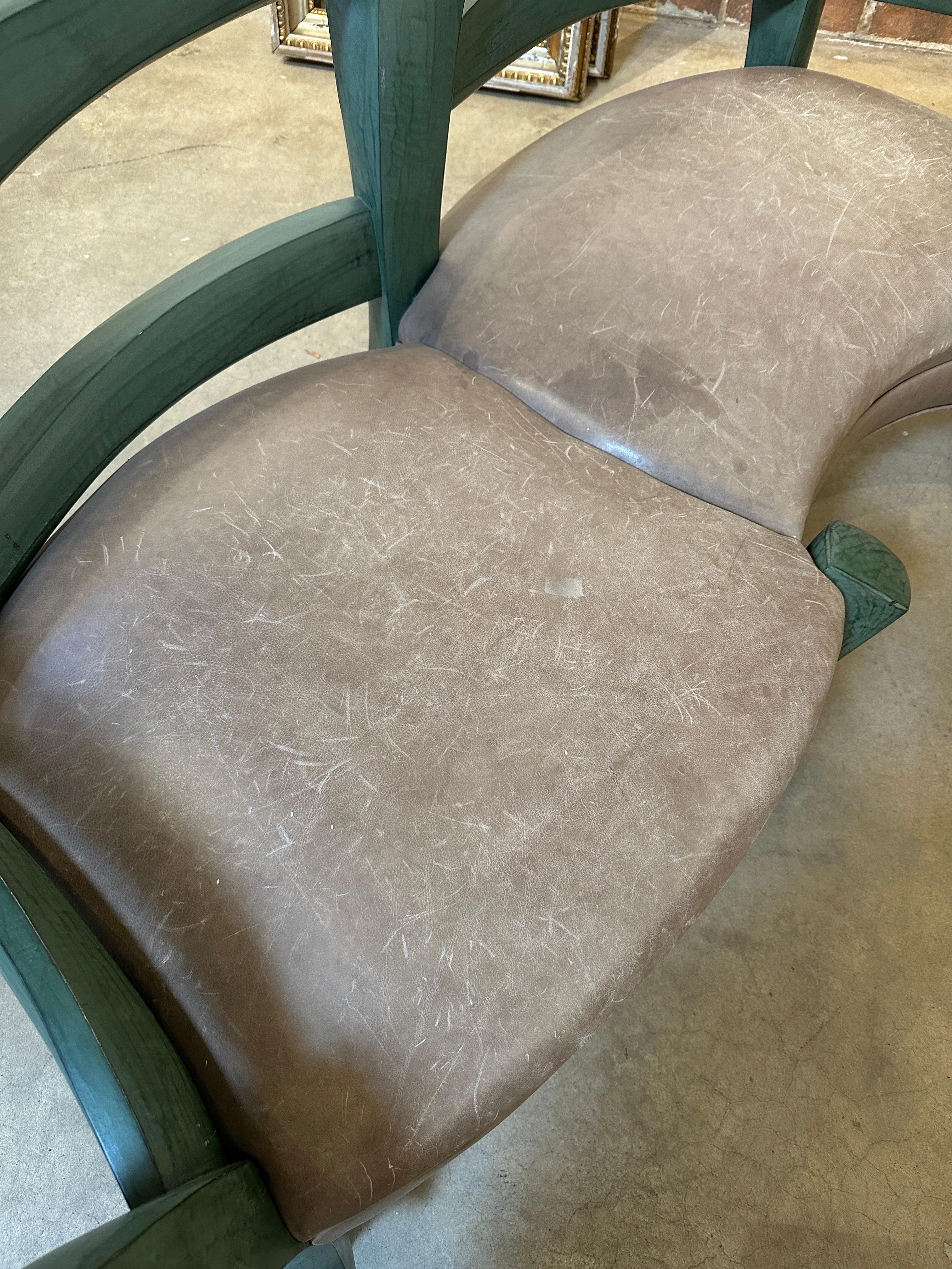 Studio Möbel, Craft Made Settee oder Bank, Holz und Leder (amerikanisch) im Angebot