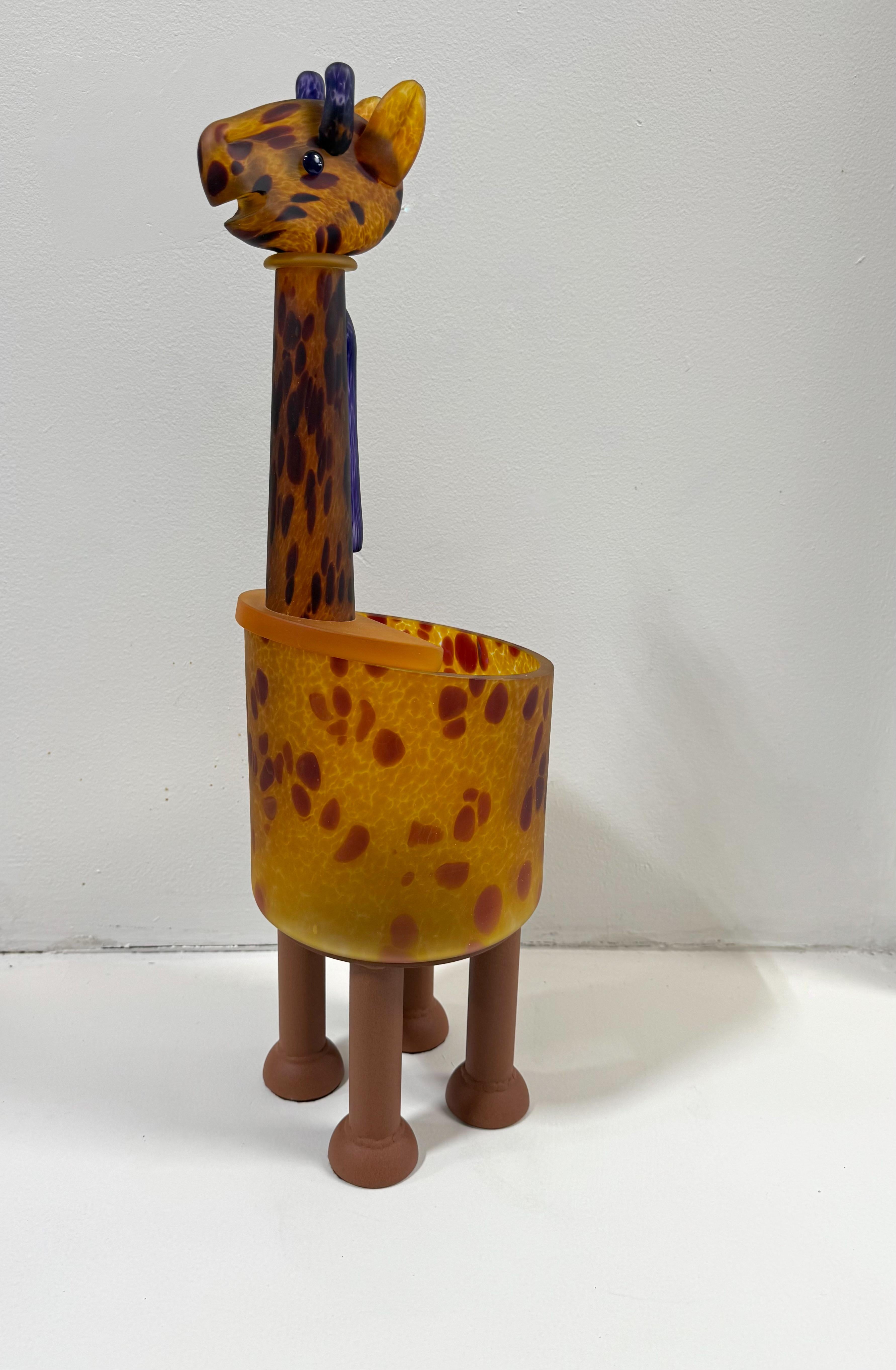 Giraffenvase aus mundgeblasenem Glas von Polish Studio mit pulverbeschichteten Stahlfüßen von Borowski Glass Studio. 

In schönem Vintage-Zustand. Kann als Vase oder Schale verwendet werden. 

Abmessungen: 
25,75