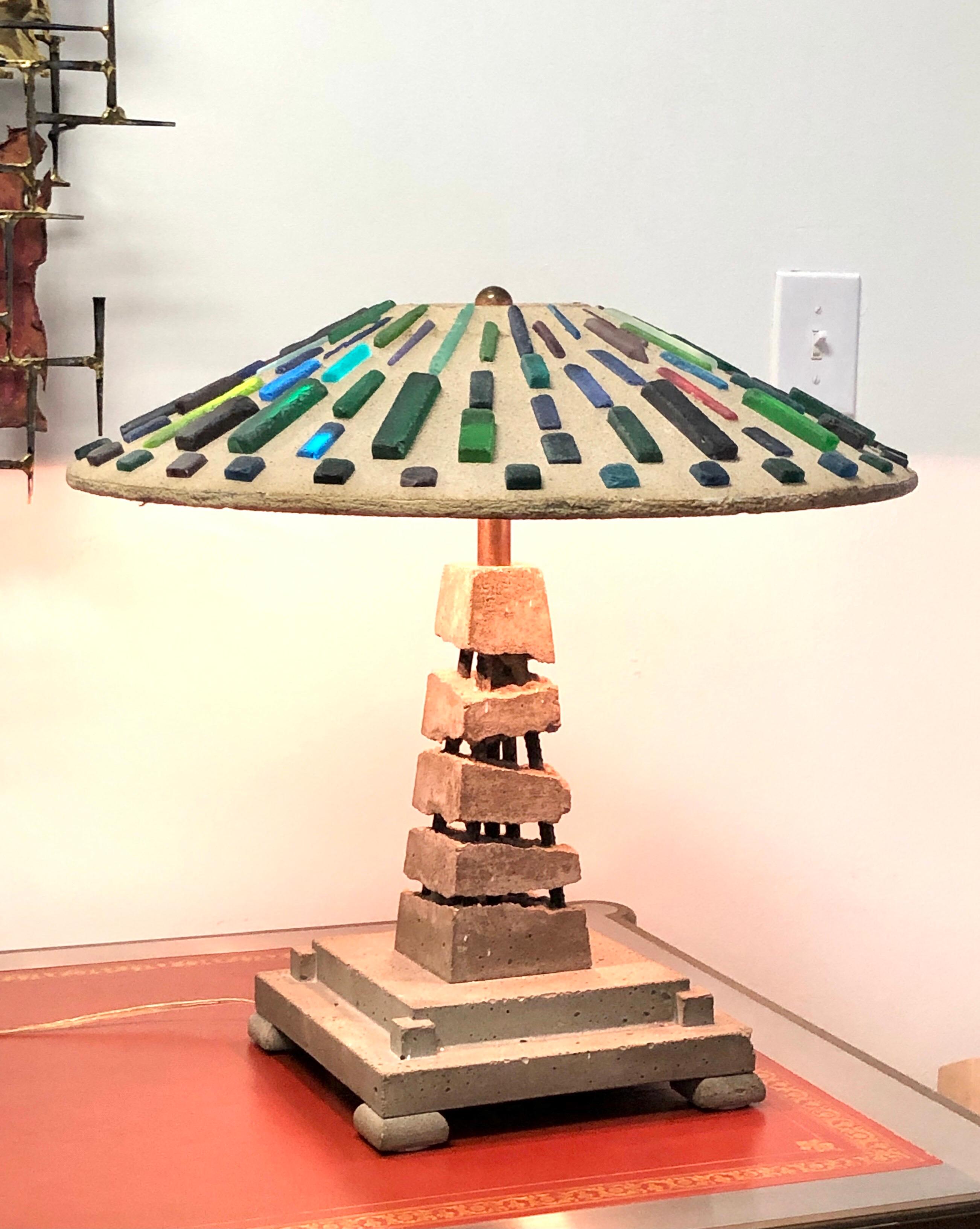 Superbe lampe de table. Béton avec des inclusions de verre coloré.