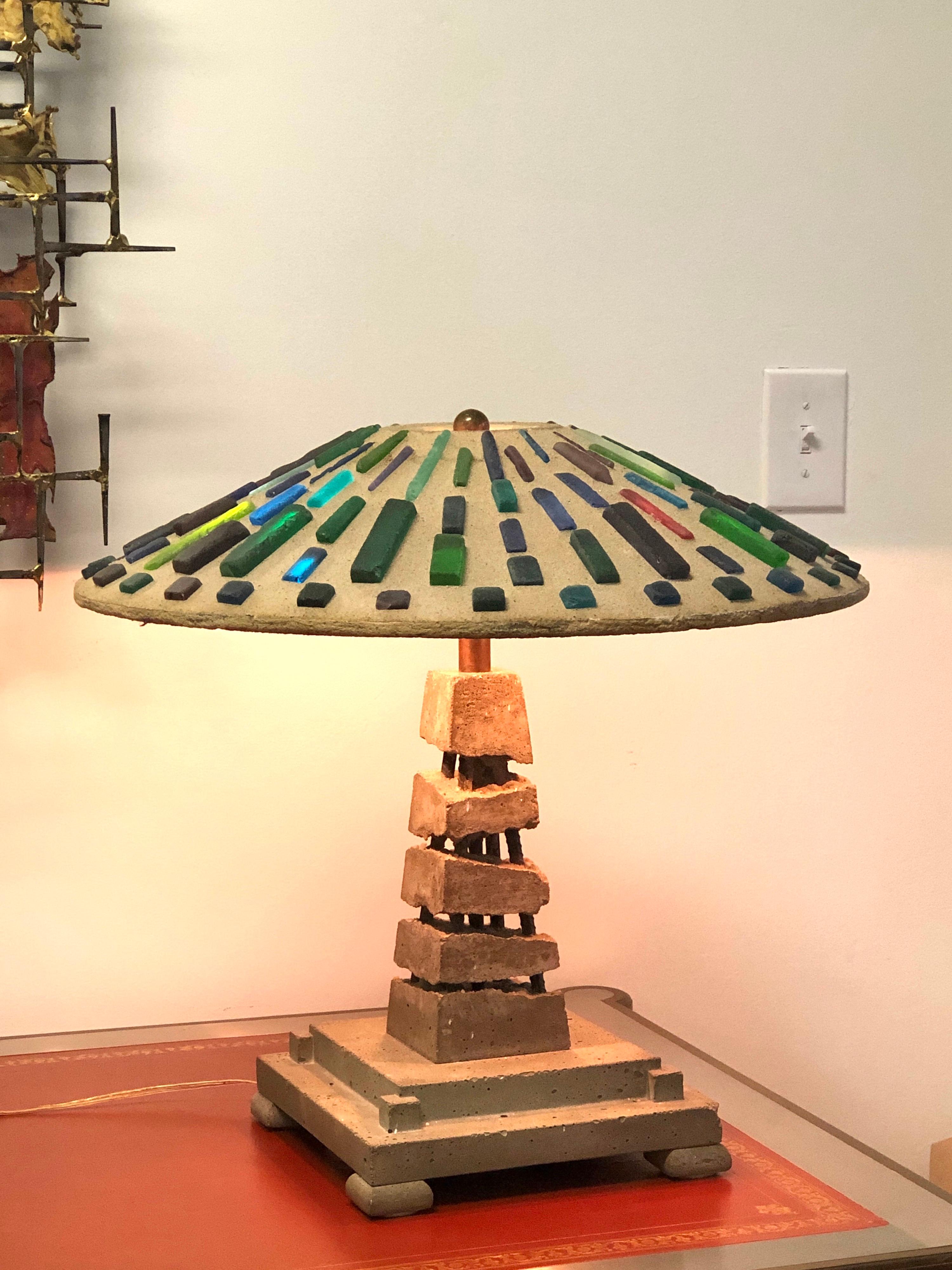 Américain Lampe de table sculpturale en verre et béton de Studio en vente