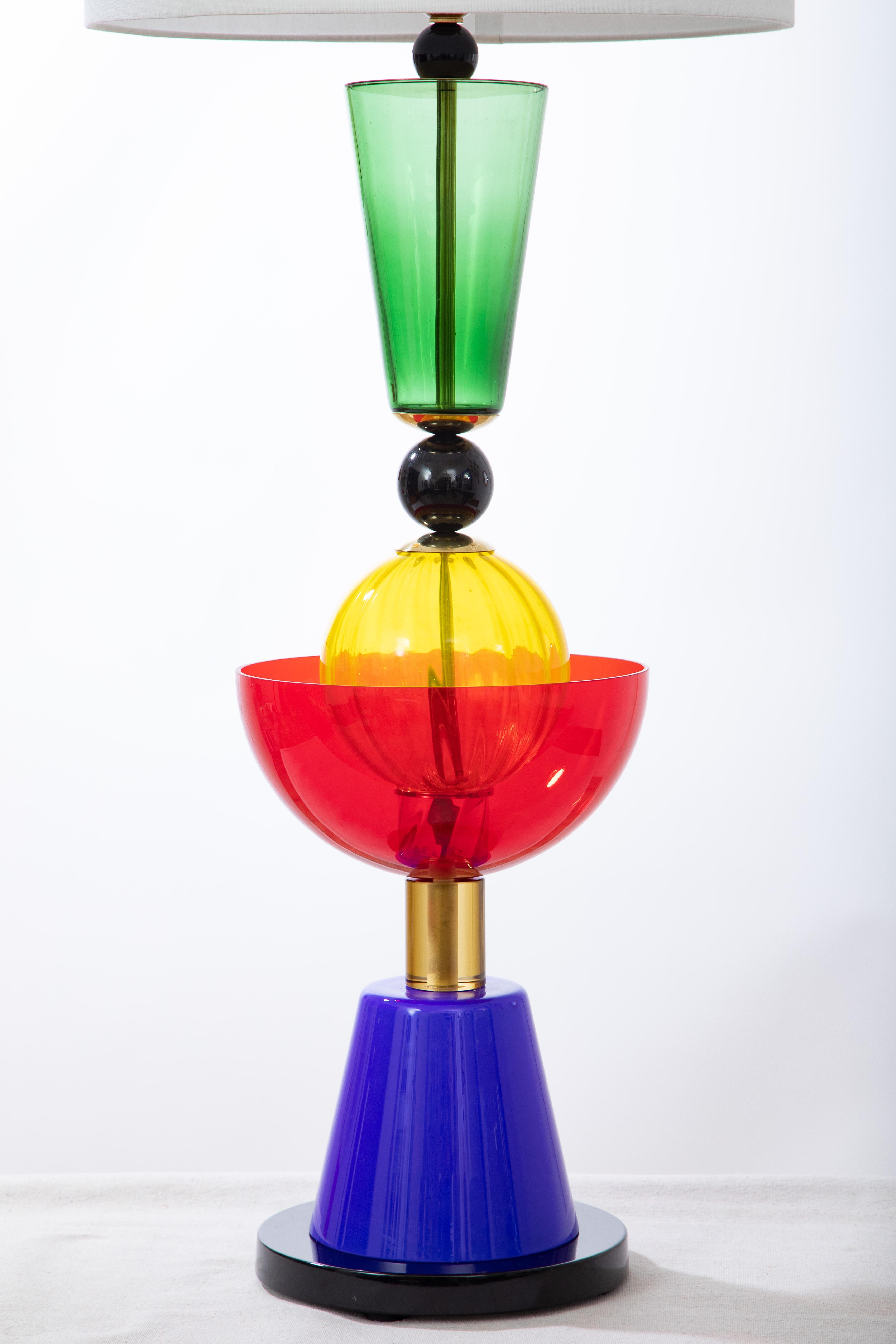 Lampe de table de style Memphis en verre de studio, Italie en stock.
Lampe de table colorée unique en son genre.
Câblé selon la norme américaine.
31.hauteur de 5