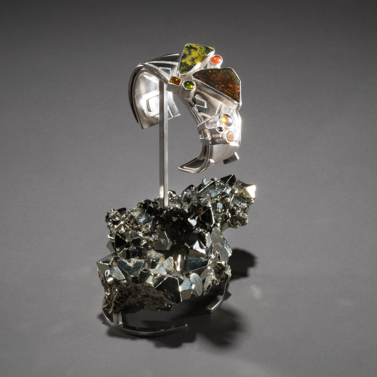 Opale de cheminée, tourmaline, citrine et jaspe « Ammolite Cuff on Pyrite » de Studio Greytak Neuf - En vente à Missoula, MT