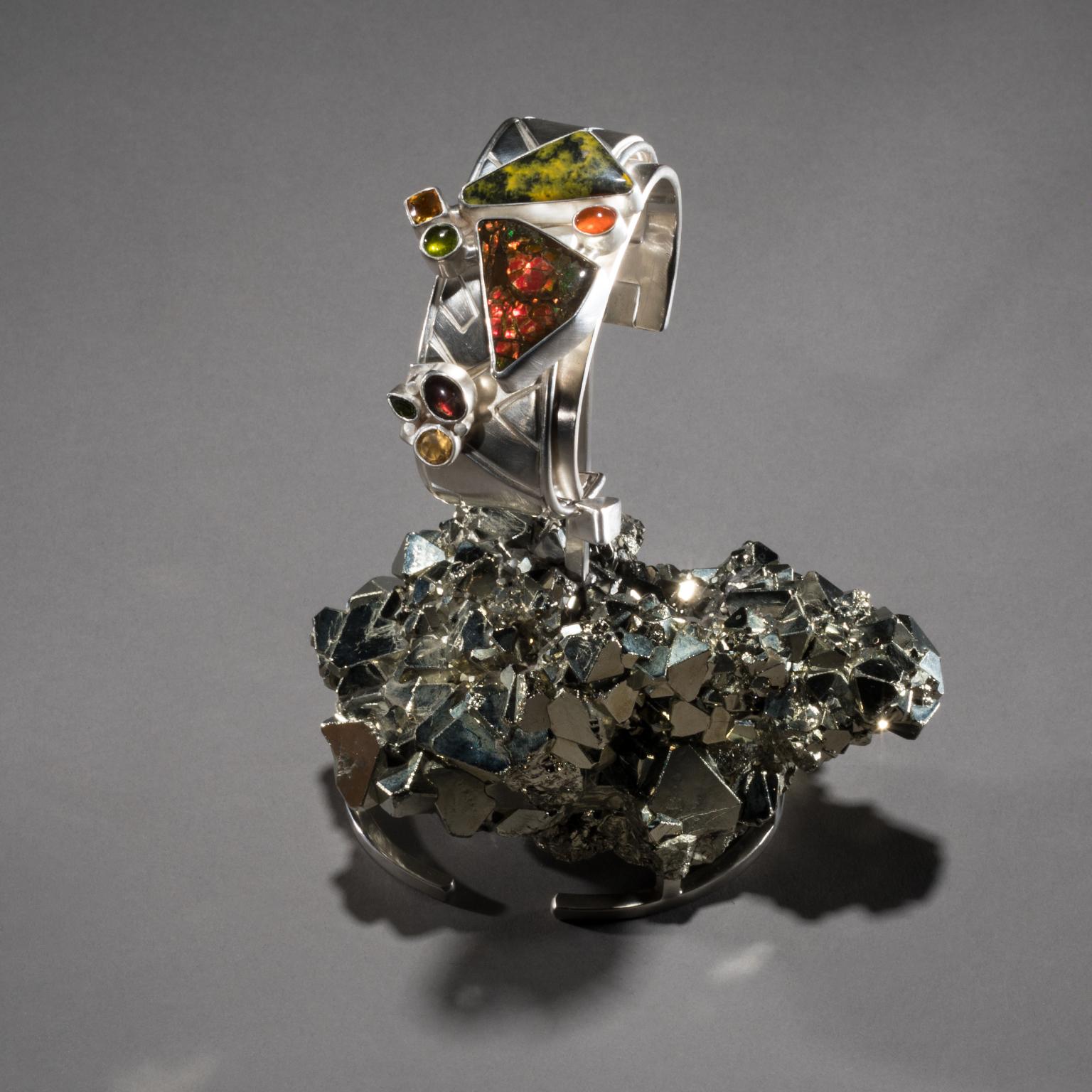 Opale de cheminée, tourmaline, citrine et jaspe « Ammolite Cuff on Pyrite » de Studio Greytak en vente 1