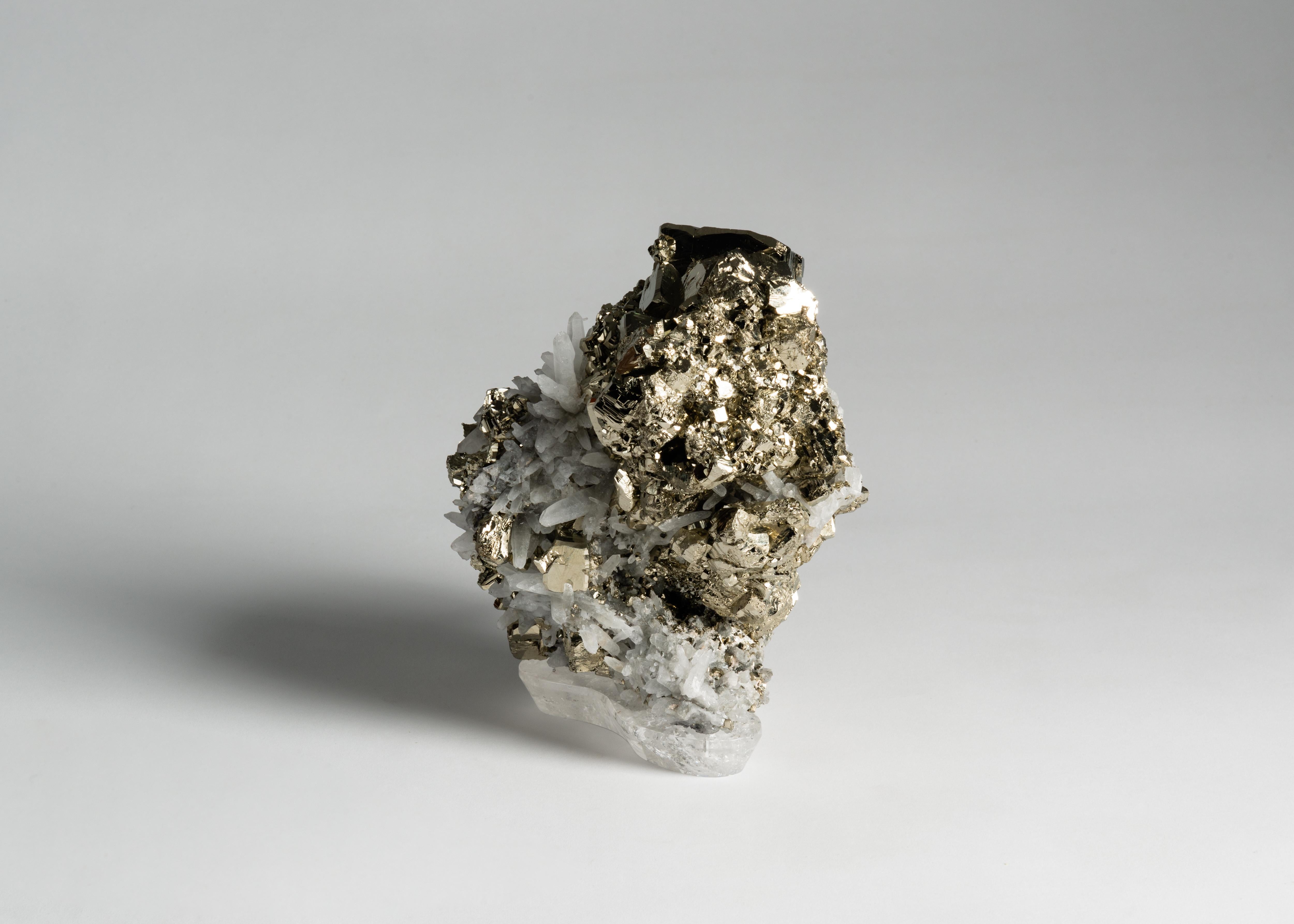 Américain Studio Greytak, Pyrite avec quartz sur base en cristal, États-Unis, 2018 en vente