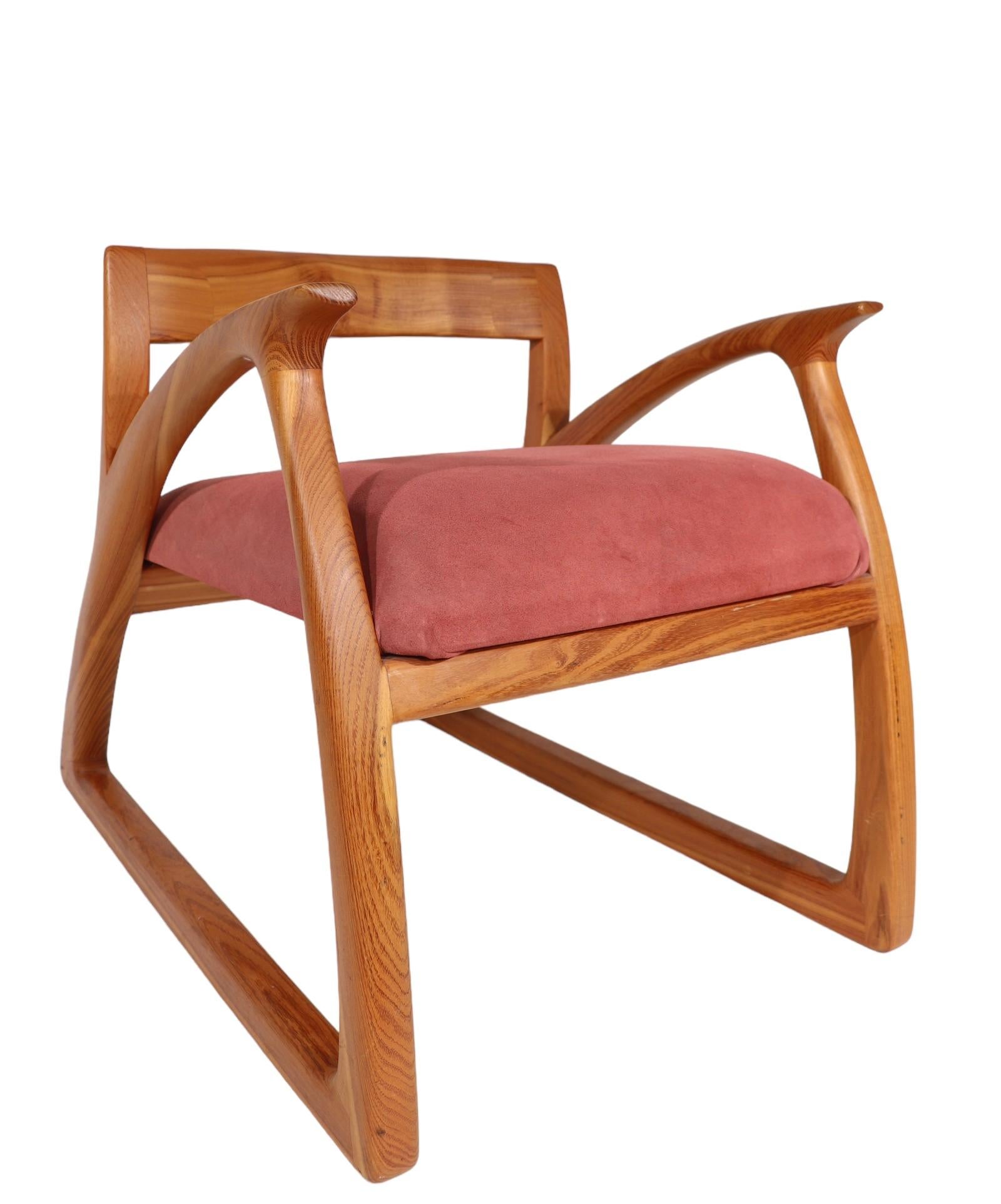 Studio Hand Made - Handwerklicher Stuhl mit Holzarmen / Loungesessel im Angebot 3