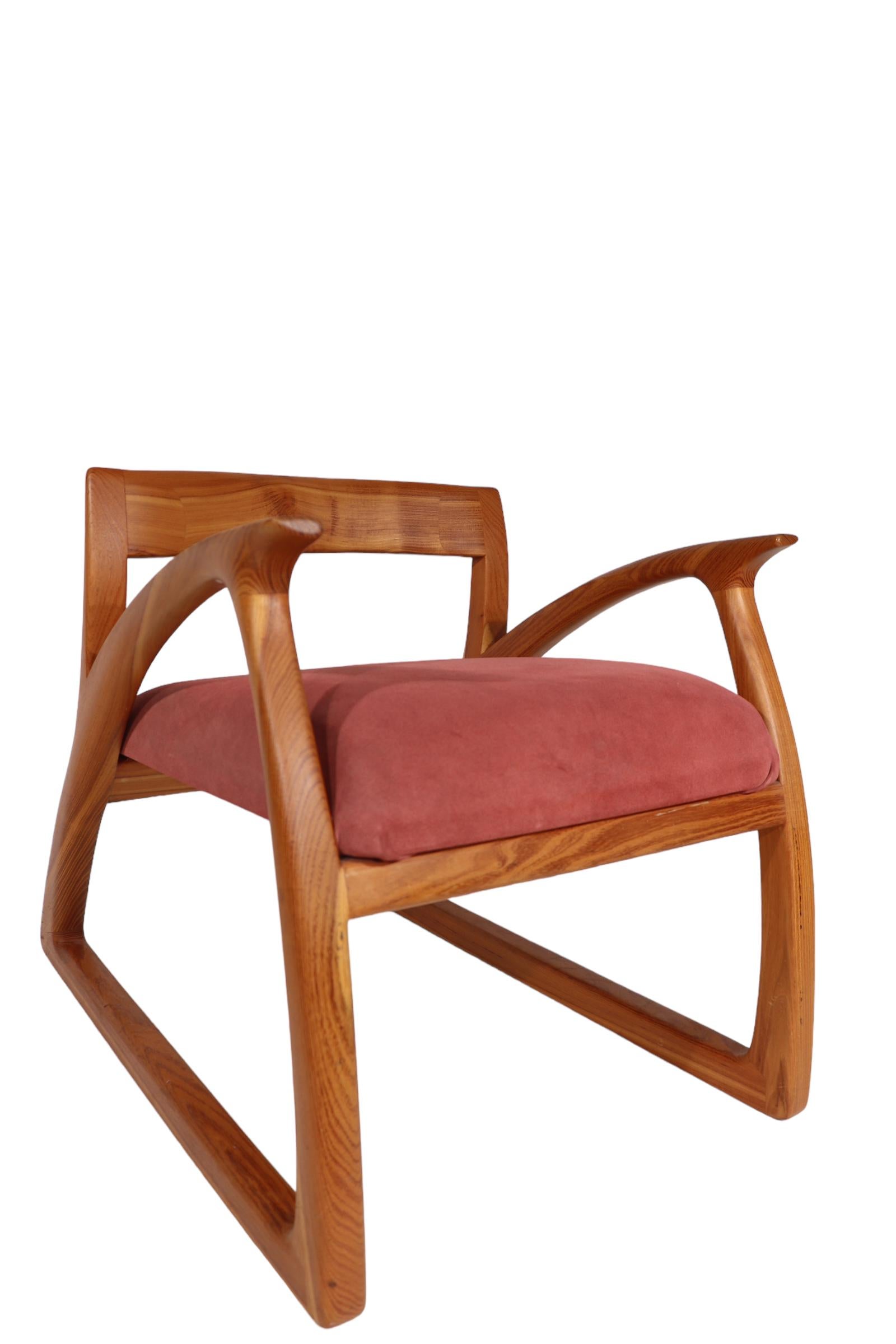 Studio Hand Made - Handwerklicher Stuhl mit Holzarmen / Loungesessel im Angebot 4