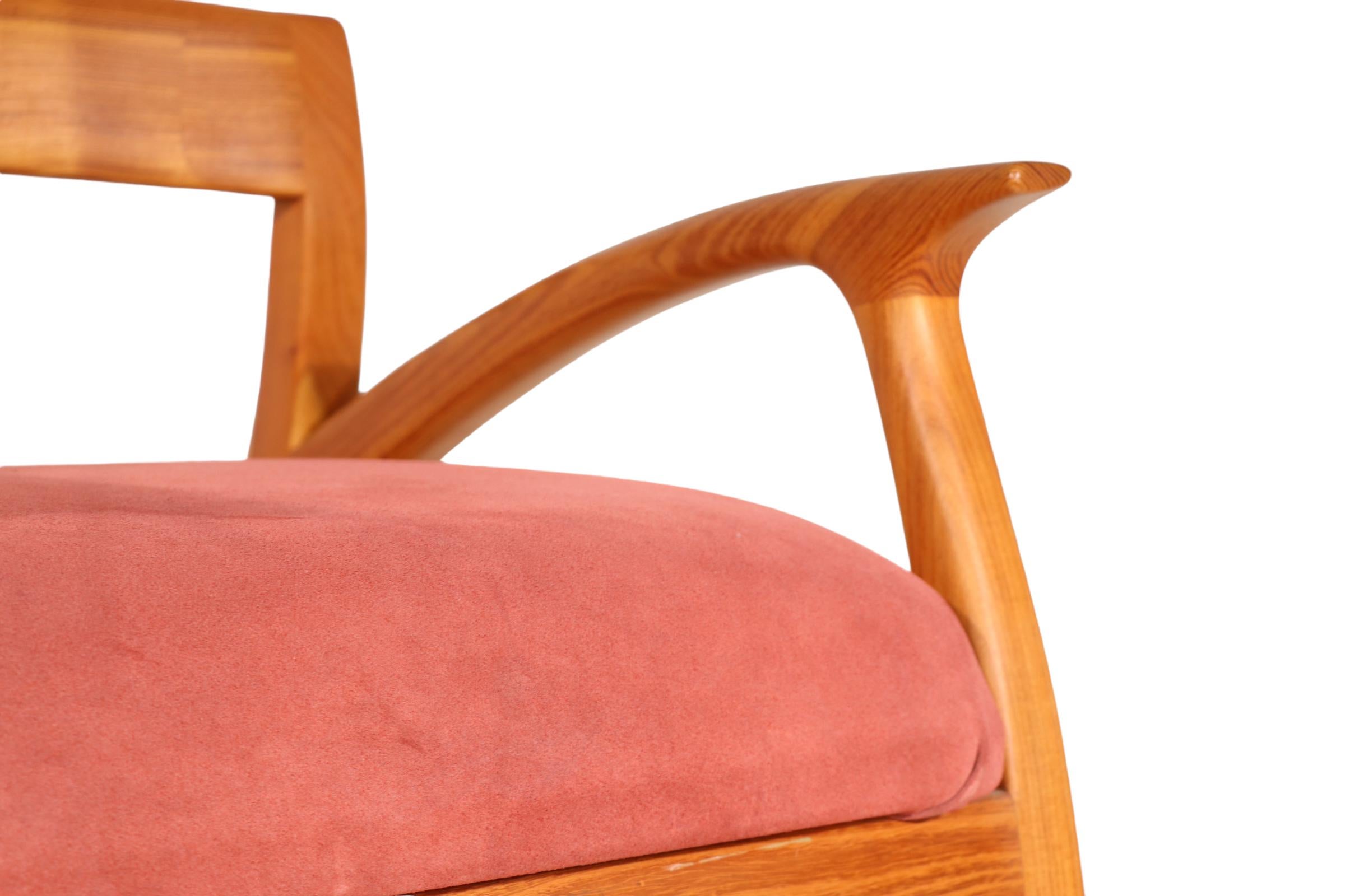 Studio Hand Made - Handwerklicher Stuhl mit Holzarmen / Loungesessel im Angebot 5
