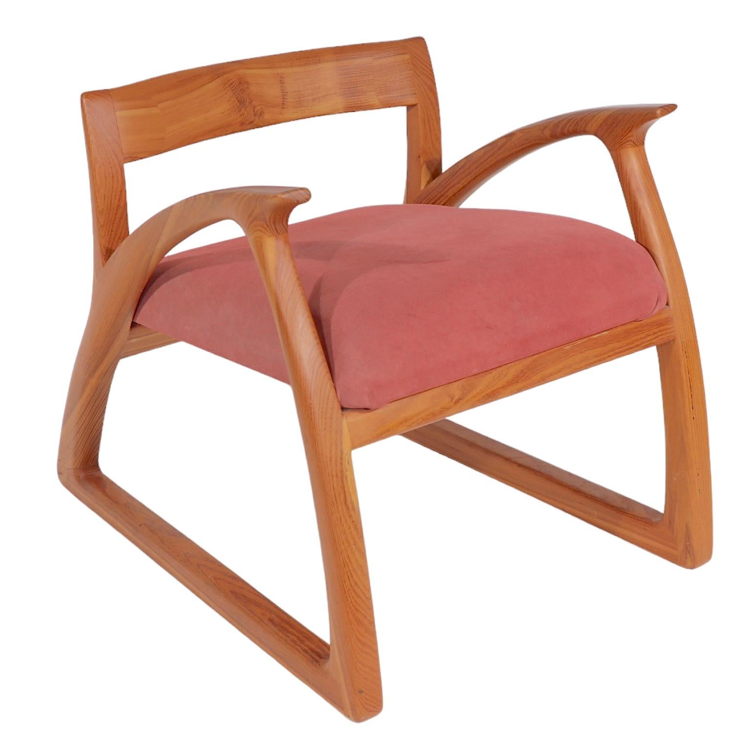 Studio Hand Made - Handwerklicher Stuhl mit Holzarmen / Loungesessel im Angebot 6