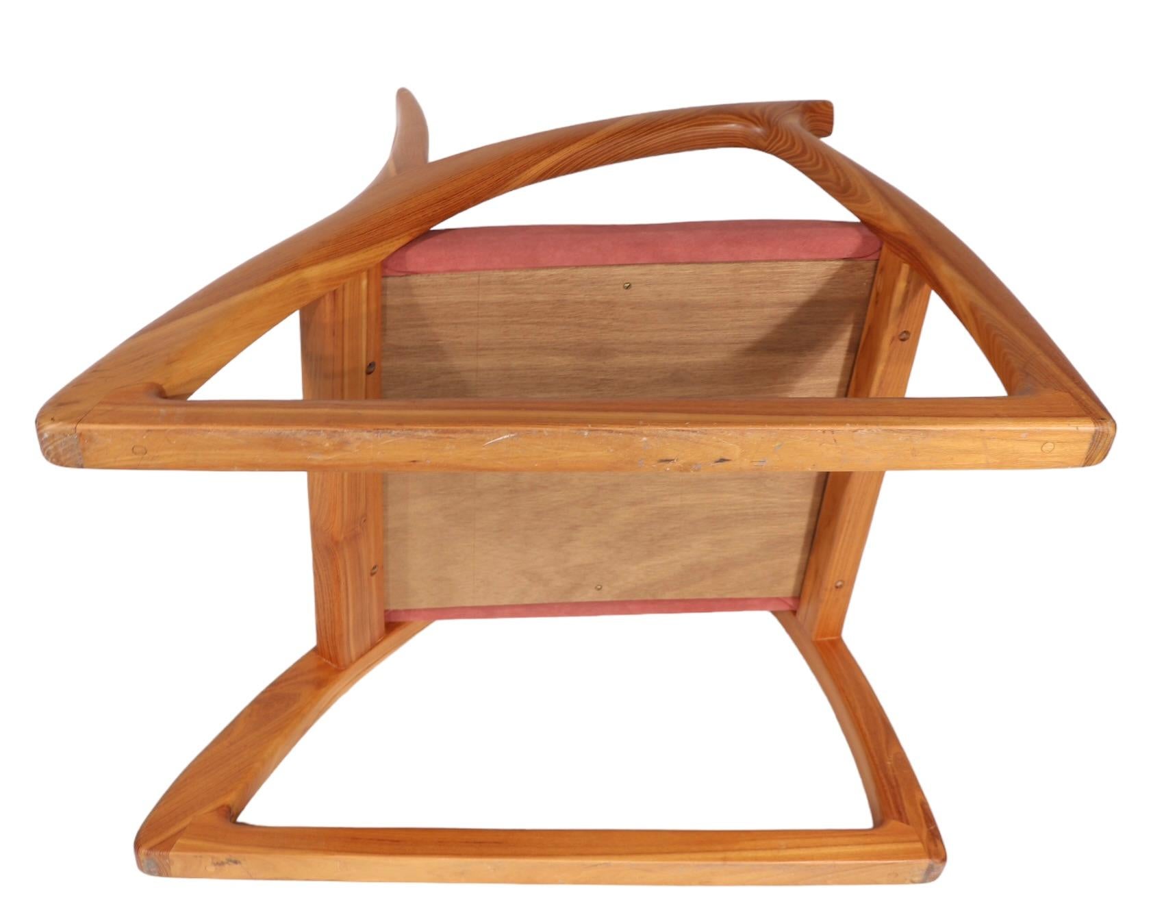 Studio Hand Made - Handwerklicher Stuhl mit Holzarmen / Loungesessel (Indonesisch) im Angebot