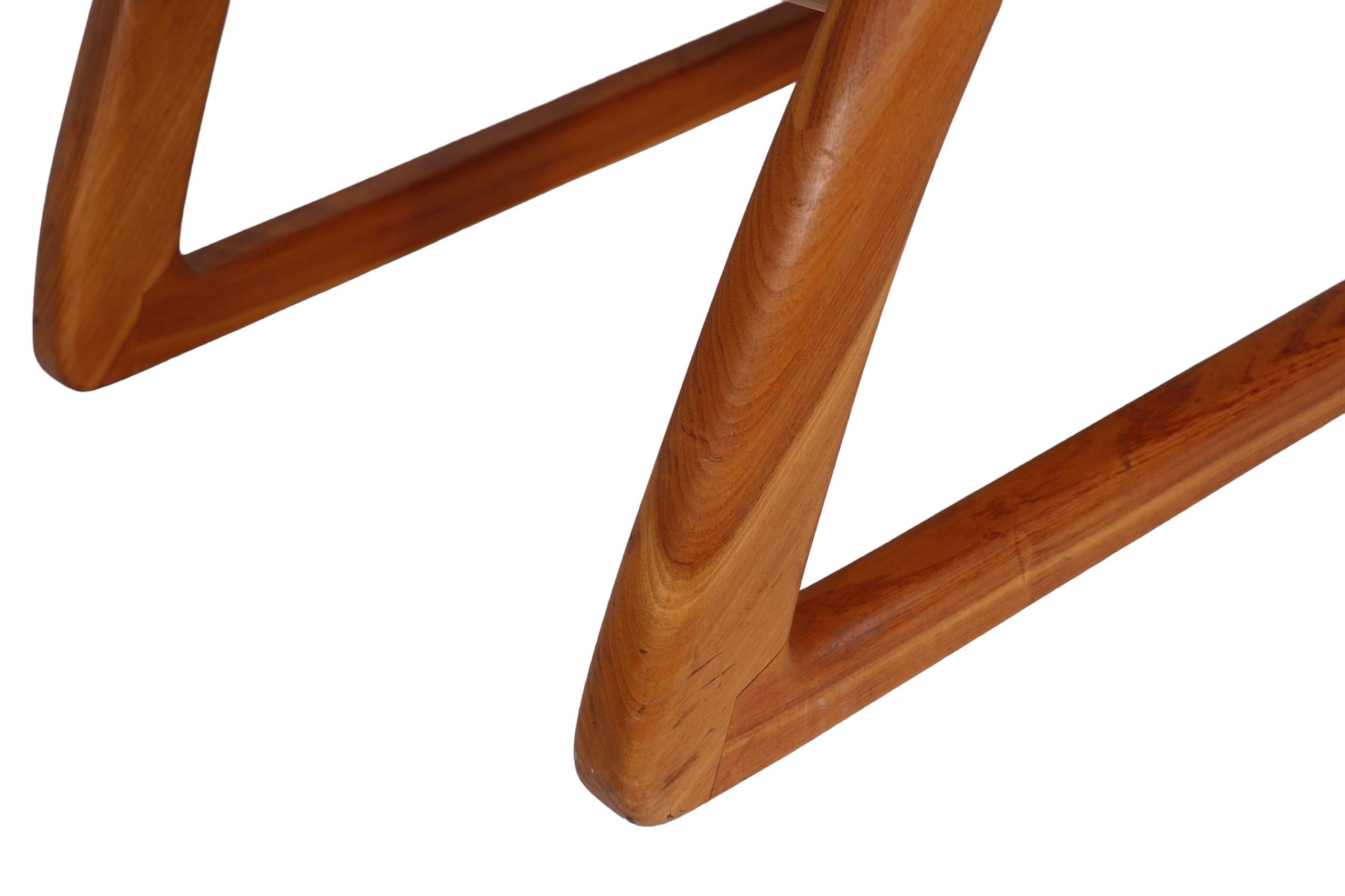 Chaise longue avec accoudoirs en bois artisanal fait à la main Bon état - En vente à New York, NY