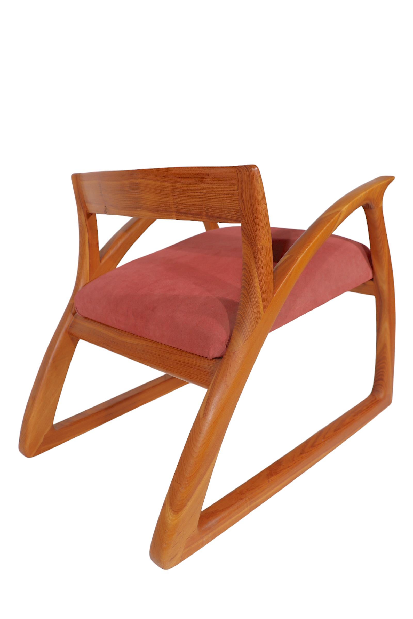 Studio Hand Made - Handwerklicher Stuhl mit Holzarmen / Loungesessel (20. Jahrhundert) im Angebot