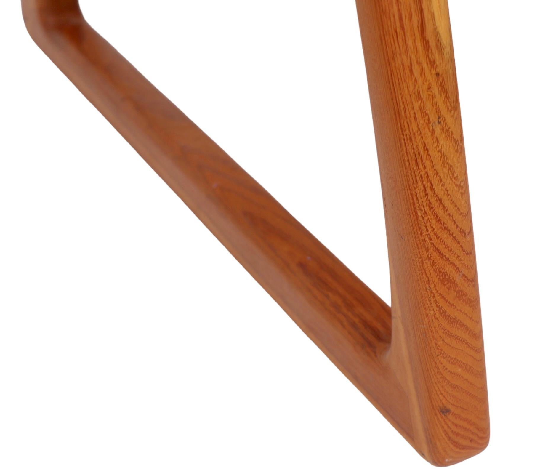 Studio Hand Made - Handwerklicher Stuhl mit Holzarmen / Loungesessel im Angebot 1
