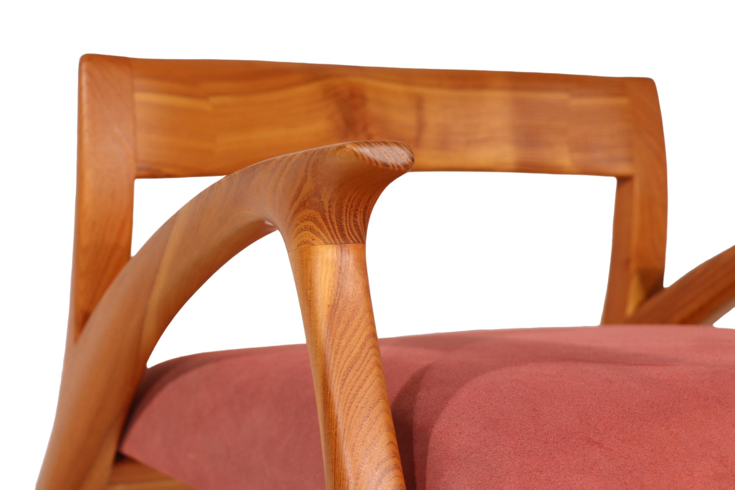 Studio Hand Made - Handwerklicher Stuhl mit Holzarmen / Loungesessel im Angebot 2