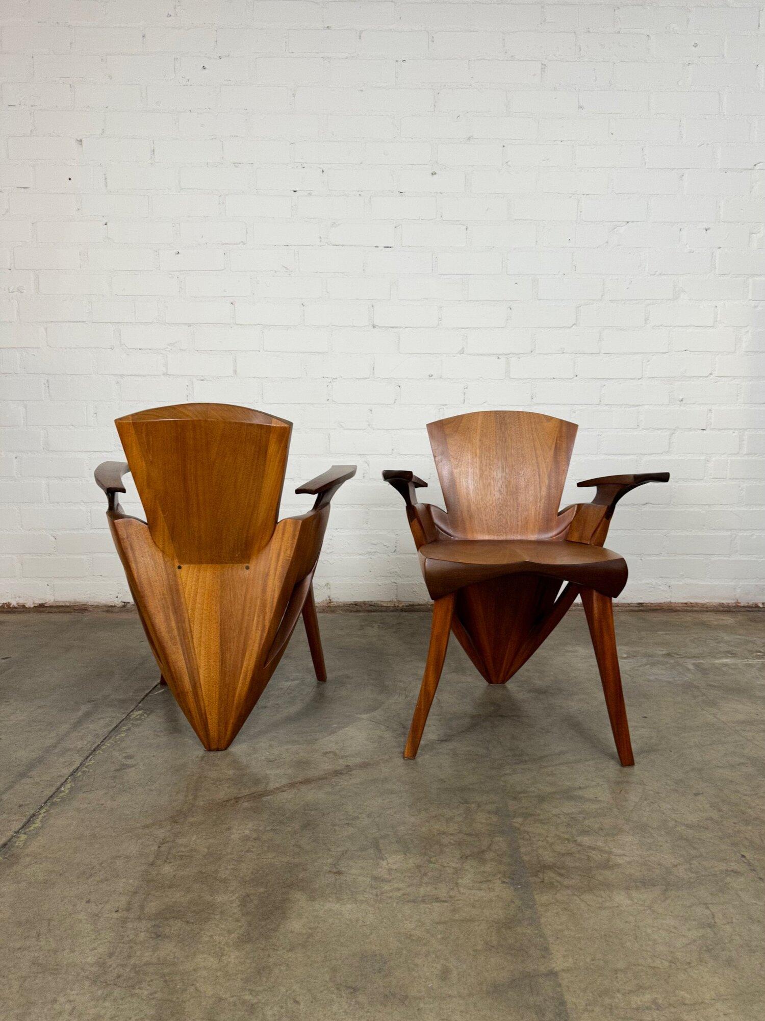 Handgefertigte Beistellstühle im Studio-Stil -pair im Angebot 4