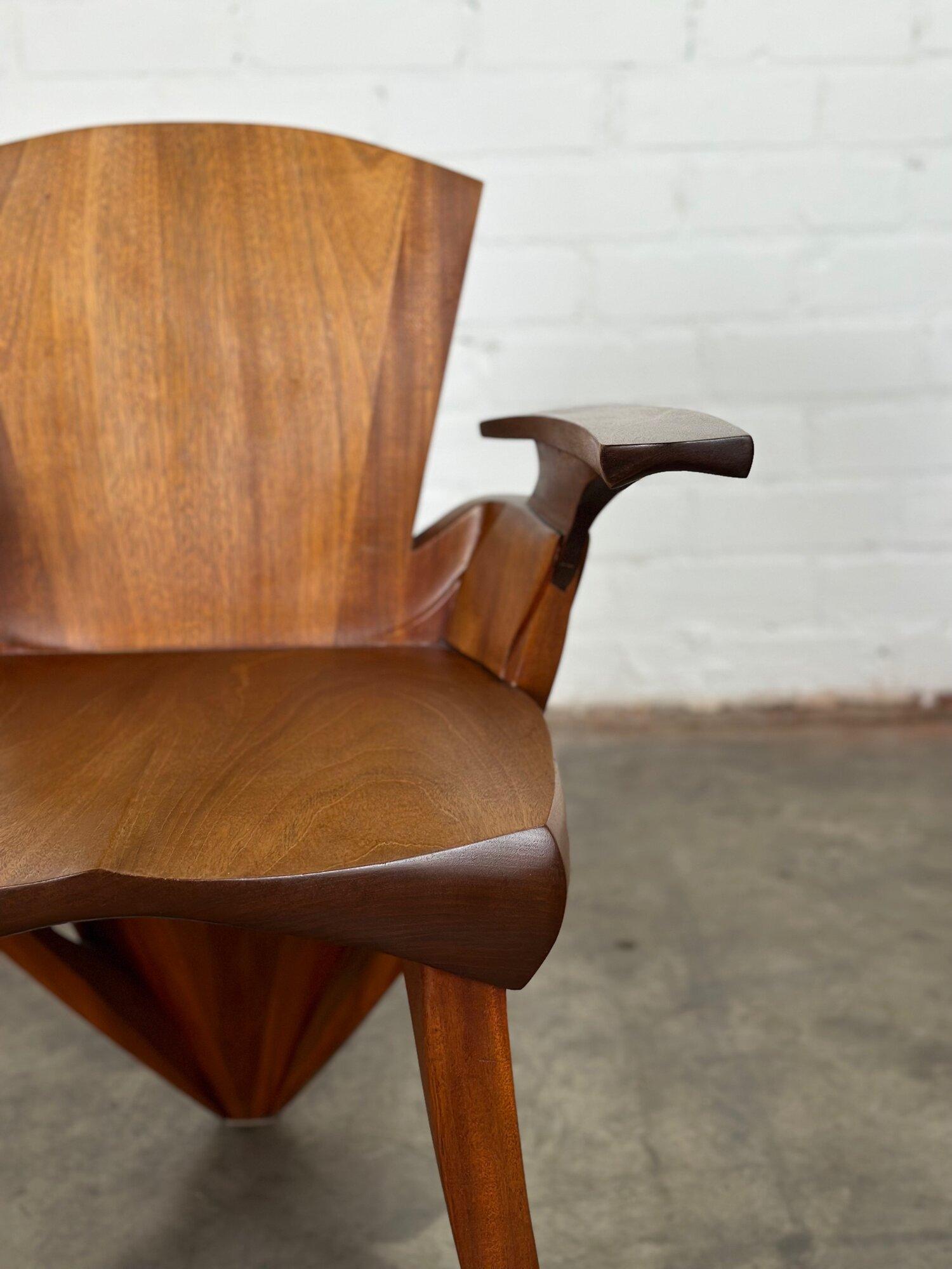 Handgefertigte Beistellstühle im Studio-Stil -pair (Holz) im Angebot