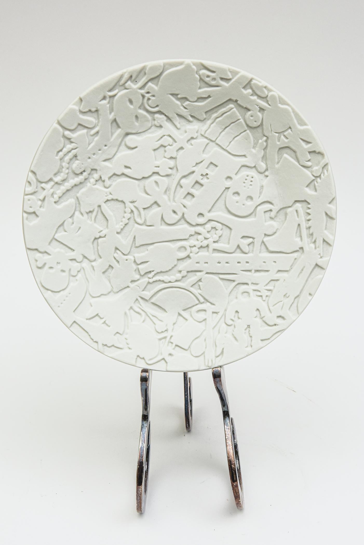 Texturiertes Relief-Teller aus weißem, mattem Porzellan, Studio Job für Makkum Pottery (Moderne) im Angebot