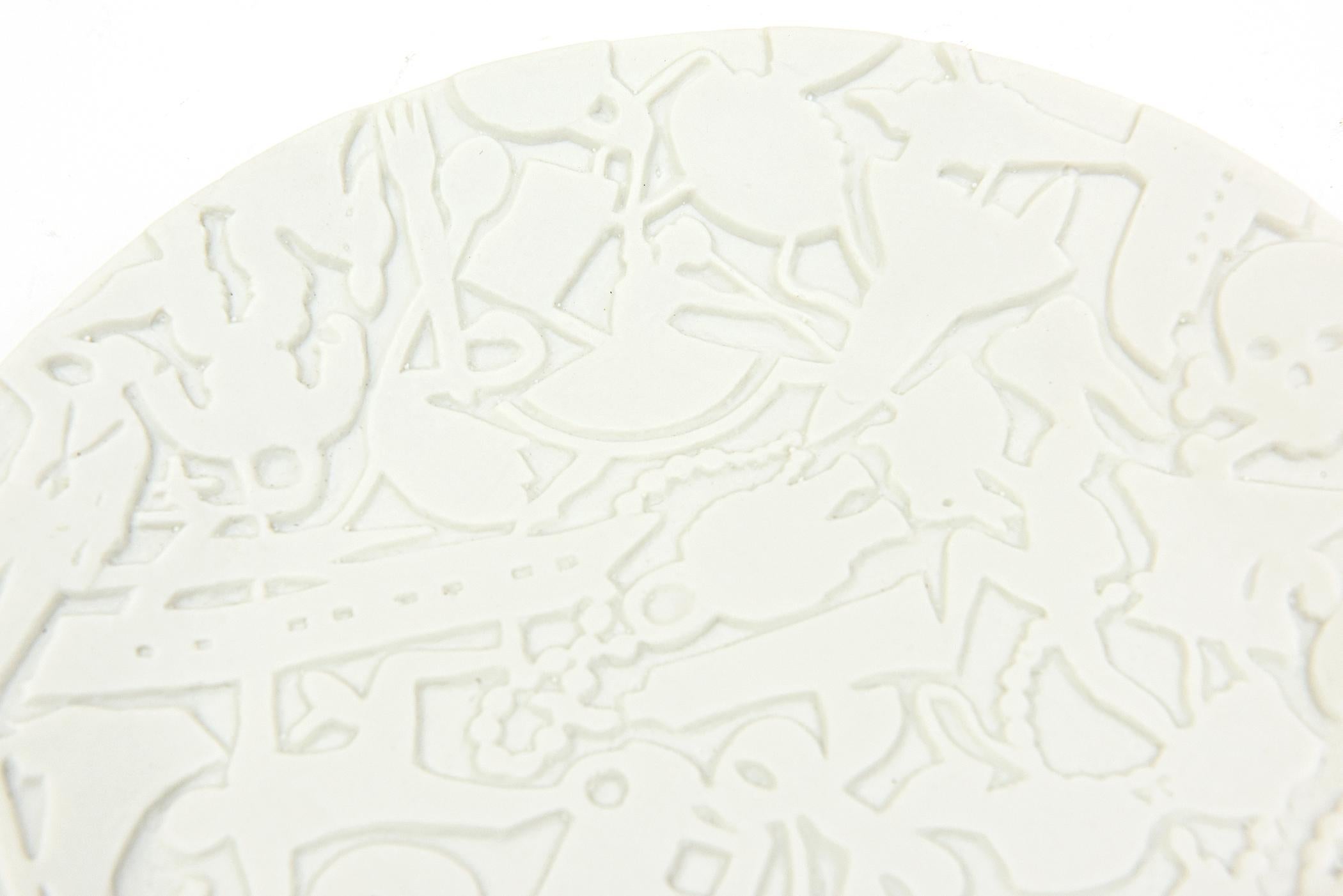 Texturiertes Relief-Teller aus weißem, mattem Porzellan, Studio Job für Makkum Pottery im Zustand „Gut“ im Angebot in North Miami, FL