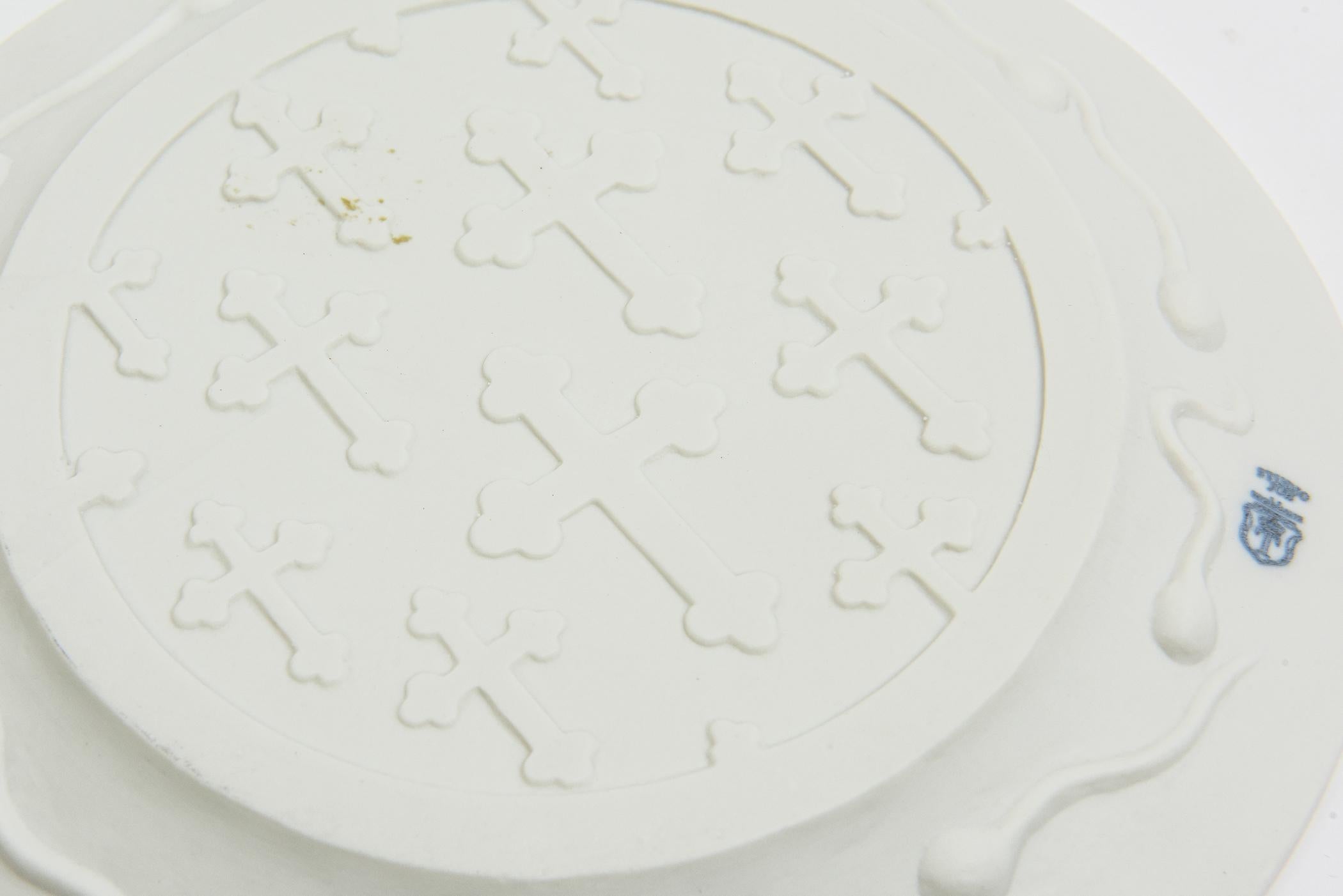 Texturiertes Relief-Teller aus weißem, mattem Porzellan, Studio Job für Makkum Pottery im Angebot 3