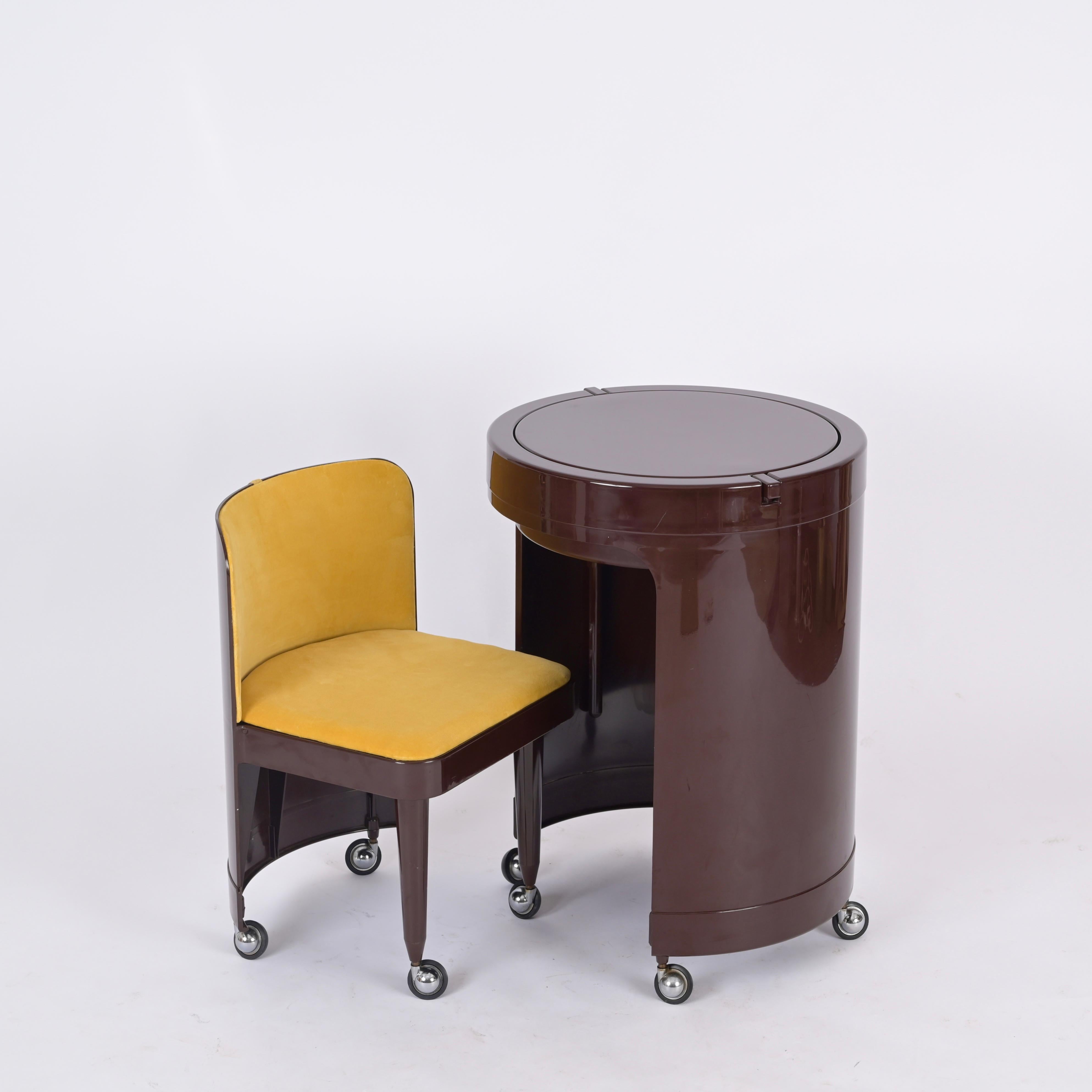 Fantastique table de toilette Condit entièrement d'origine et dans des conditions étonnantes dans une magnifique couleur marron avec chaise en velours jaune et miroir. Cet objet emblématique a été conçu en Italie dans les années 1970 et est signé