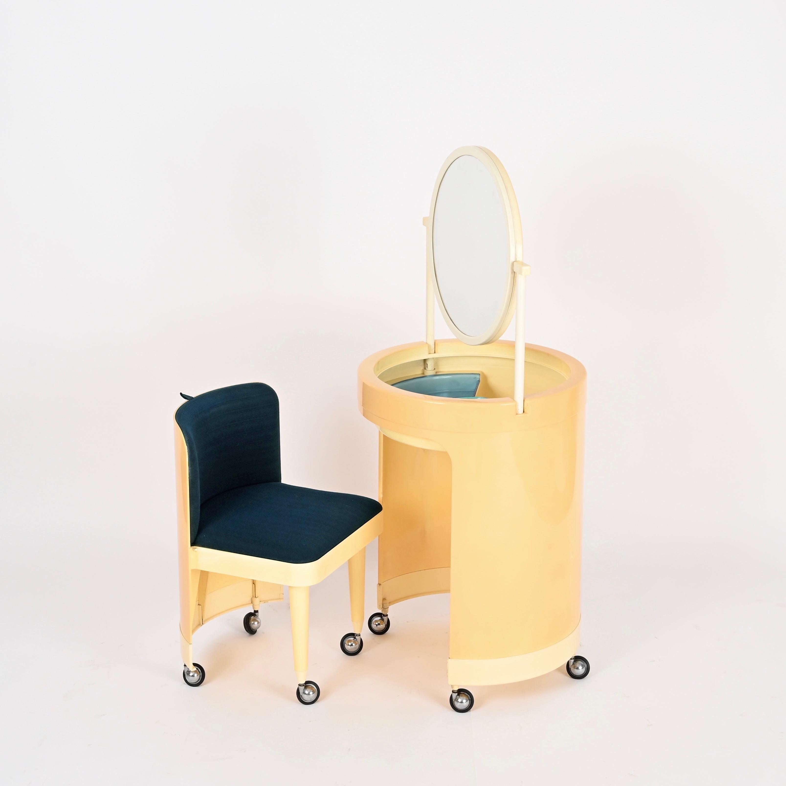 Fantastique coiffeuse transformable du milieu du siècle dans une charmante couleur ivoire-crème avec son siège en velours bleu d'origine. Cette superbe pièce a été conçue en Italie dans les années 1970 et est signée par le Studio