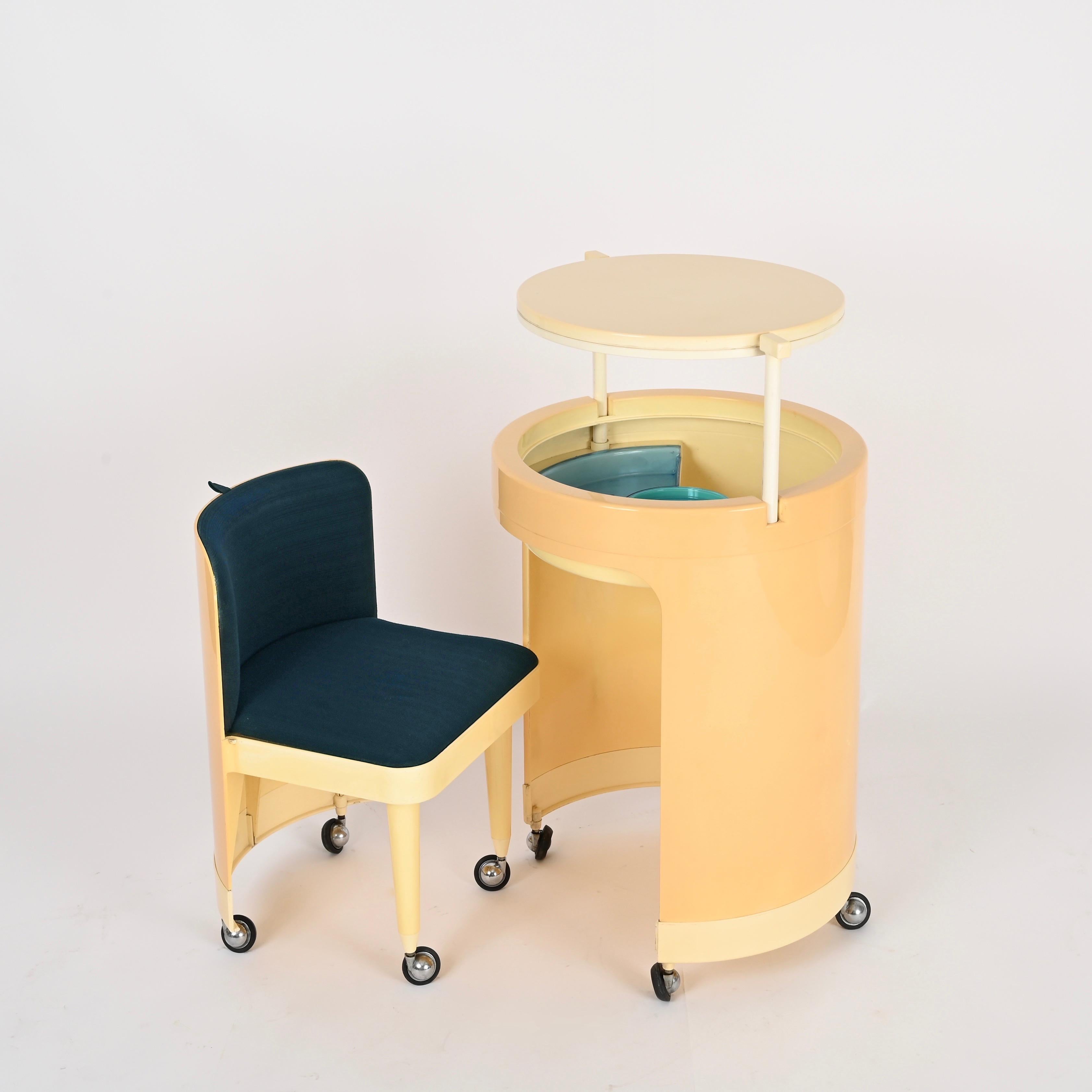 Fait main Studio Kastilia Silvi, table de toilette italienne crème avec assise en velours bleu, années 1970 en vente