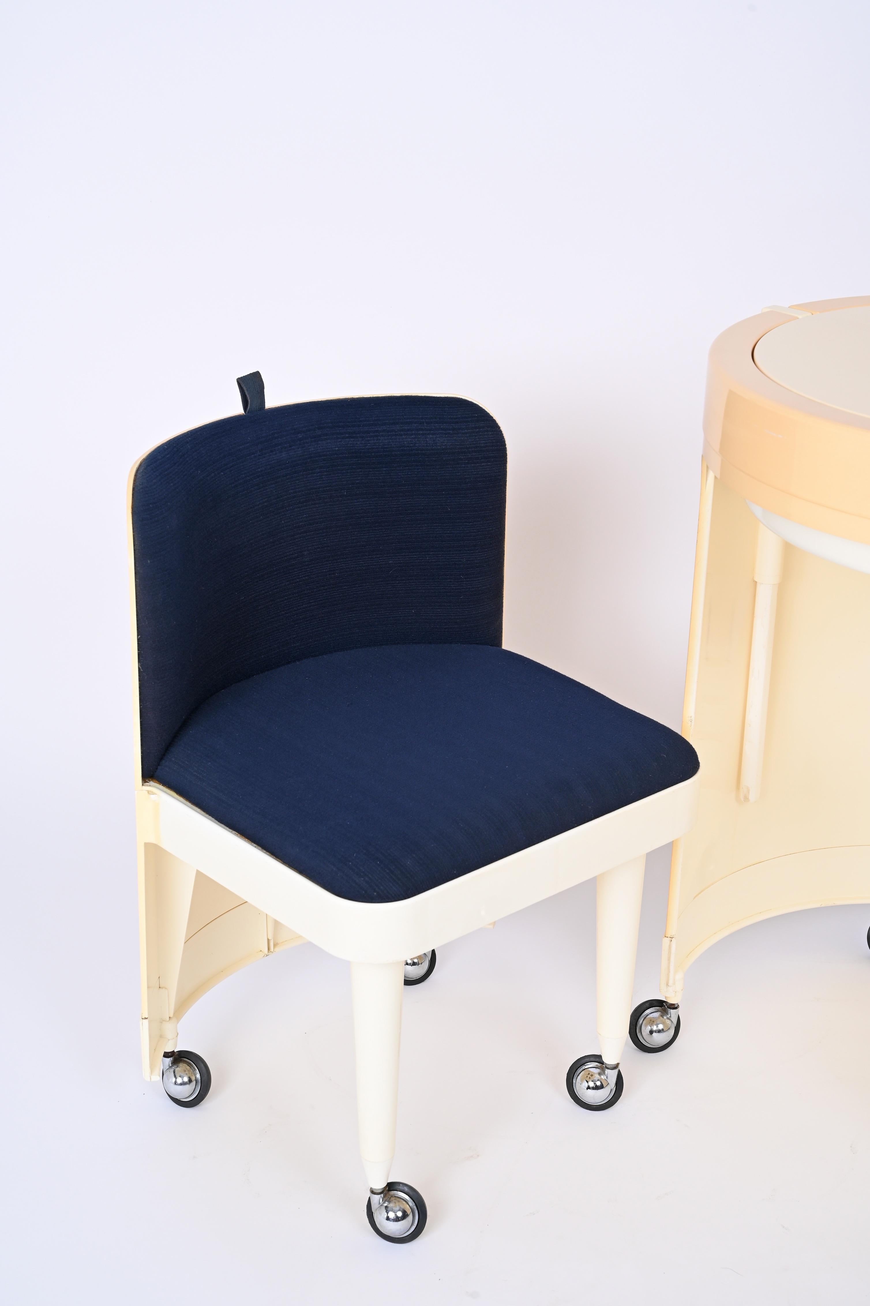 Studio Kastilia Silvi, italienischer cremefarbener Schminktisch mit Sitz aus blauem Samt, 1970er Jahre (Italienisch)