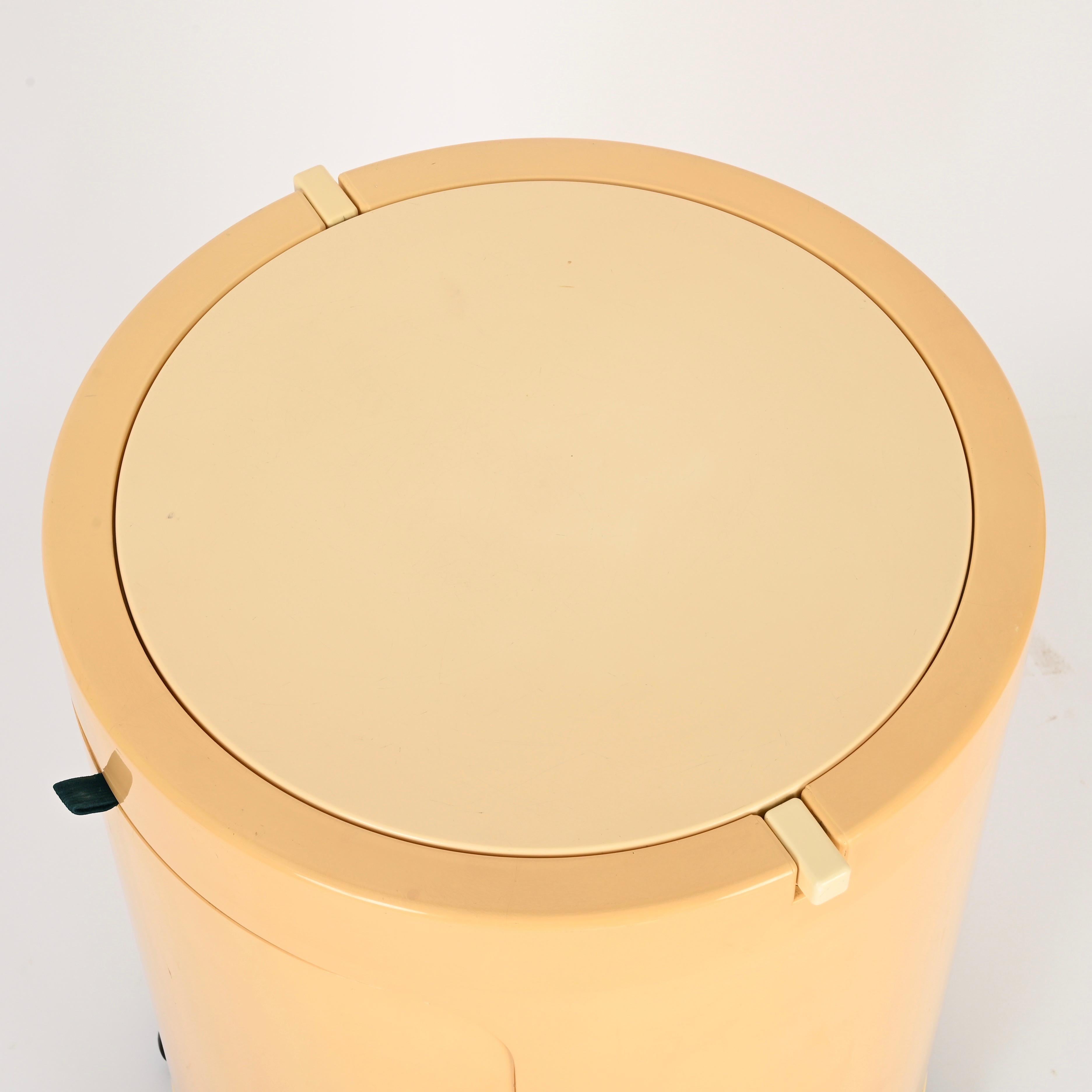 Studio Kastilia Silvi, table de toilette italienne crème avec assise en velours bleu, années 1970 en vente 1