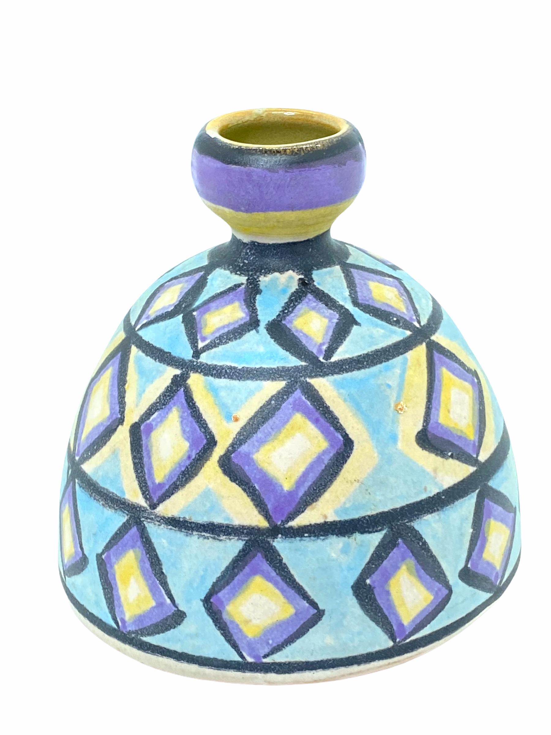 Un étonnant vase en poterie d'art du milieu du siècle dernier, fabriqué à Cologne, en Allemagne, vers les années 1970. Le vase est en très bon état, sans éclats, ni fissures, ni morsures de puces. Signé avec une étiquette de studio à la base. Le