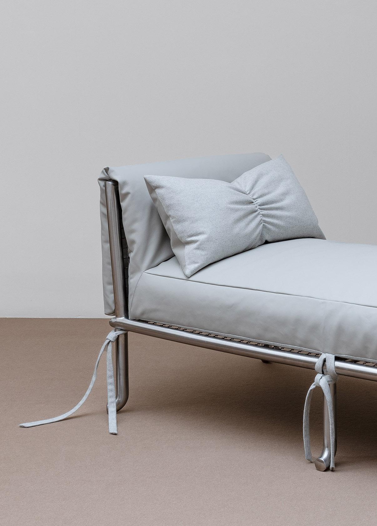 Chinche de STUDIO KUHLMANN,

Parece como si pudiera transportarte a un nuevo hemisferio. Fabricada con tubos y rejilla de acero inoxidable, tapizada con una mezcla de lana de oveja, coco y una lámina completa de plumas de oca, está cubierta de cuero