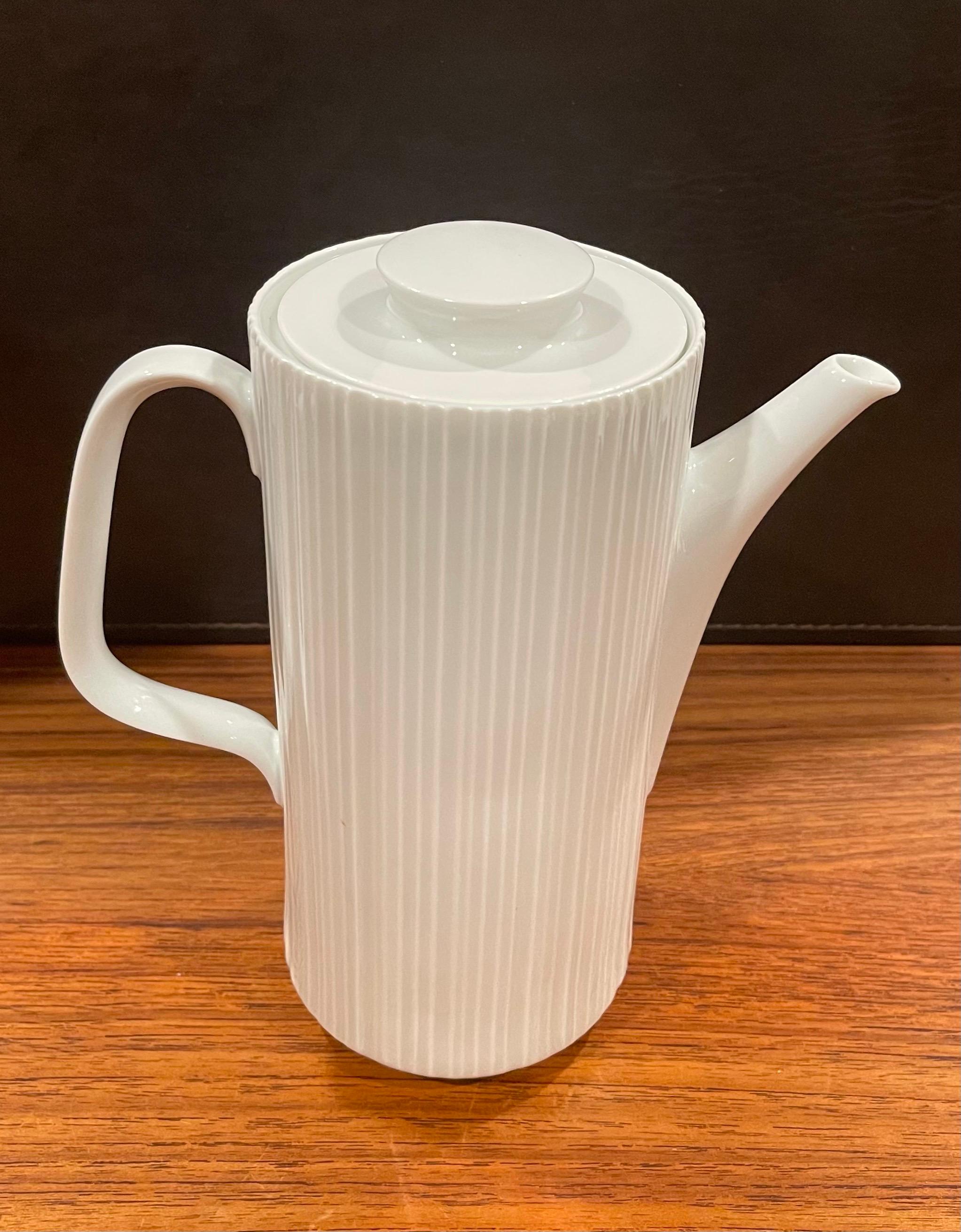 Weißer Porzellan-Teekanne „Studio Line“ von Tapio Wirkkala für Rosenthal (Moderne der Mitte des Jahrhunderts) im Angebot