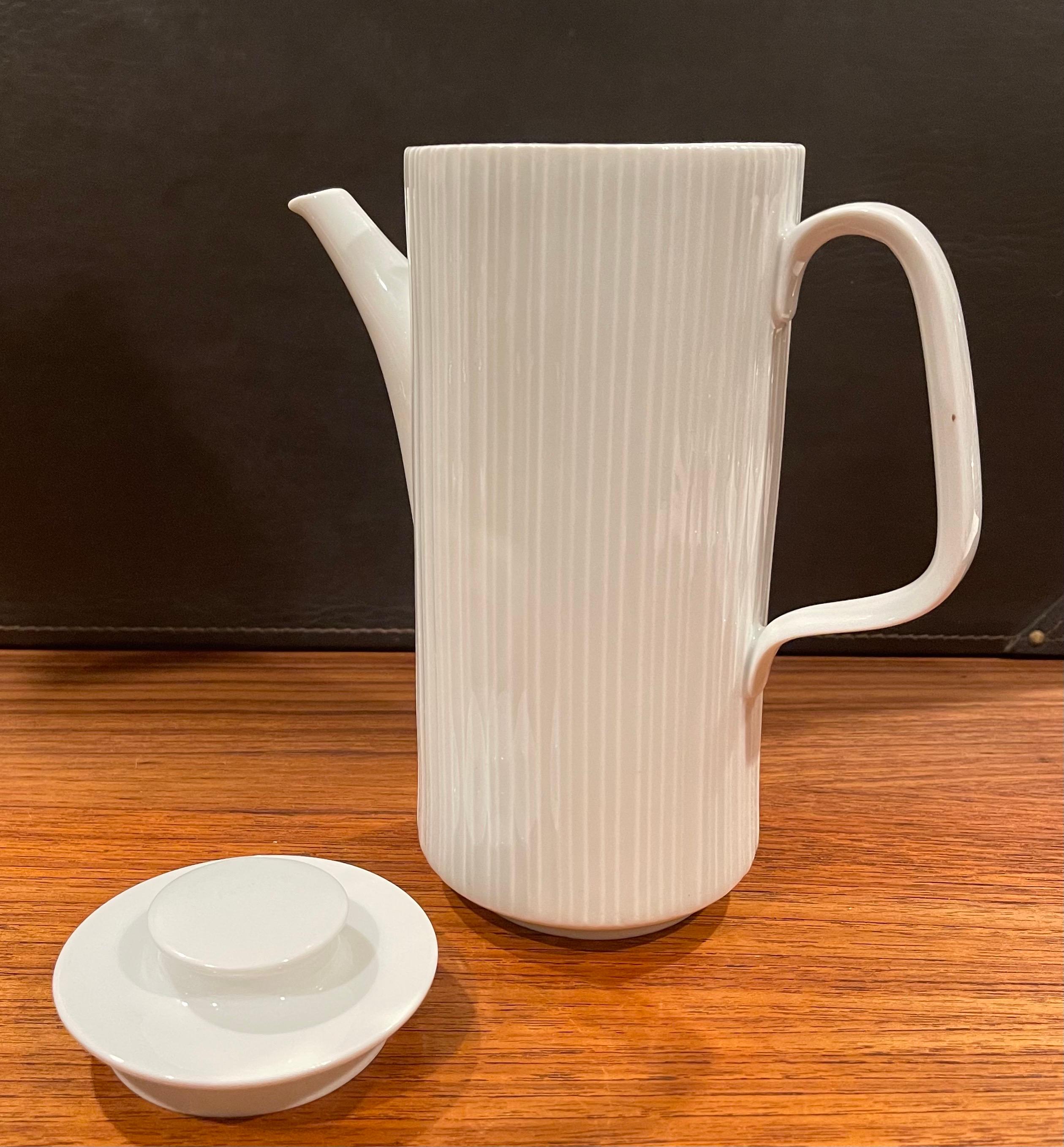 Weißer Porzellan-Teekanne „Studio Line“ von Tapio Wirkkala für Rosenthal (20. Jahrhundert) im Angebot