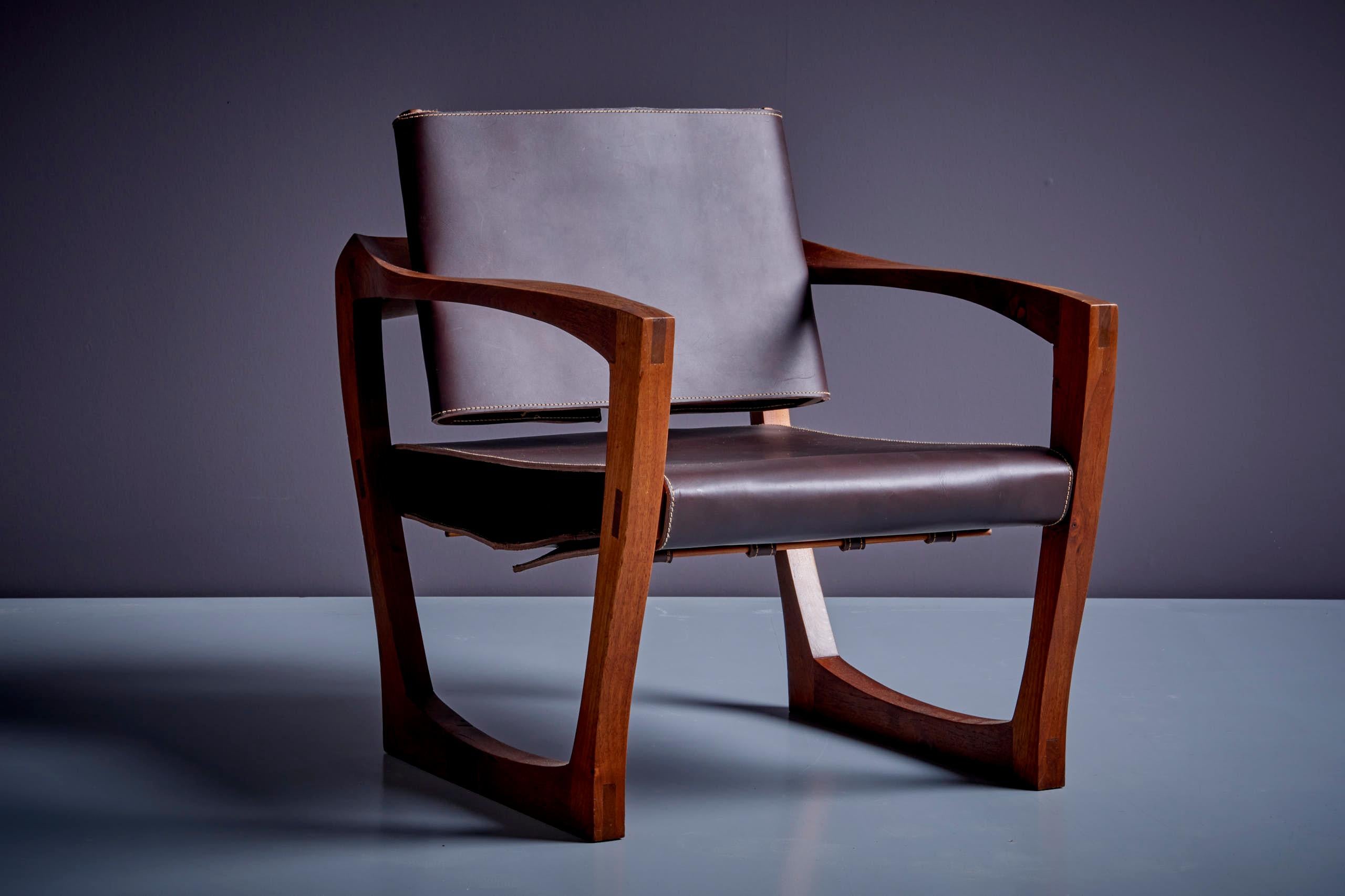 American Studio Lounge Chair mit skulpturalem Nussbaumsockel, USA 1960er Jahre. Neu gepolstert in einem schönen Latigo-Leder in Dunkelbraun. 