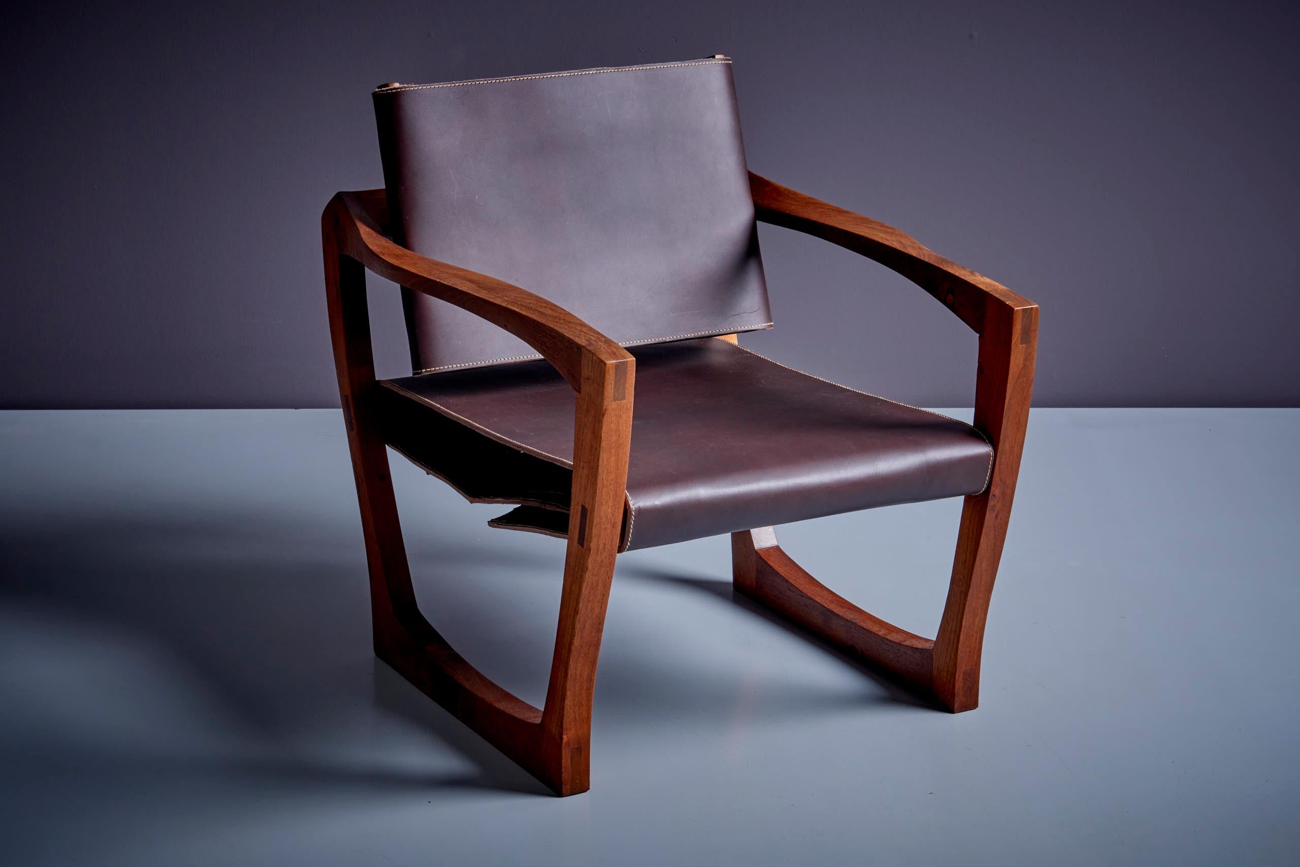 Studio Lounge Chair aus dunkelbraunem Leder mit skulpturalem Nussbaumsockel USA 1960er Jahre  (Moderne der Mitte des Jahrhunderts) im Angebot