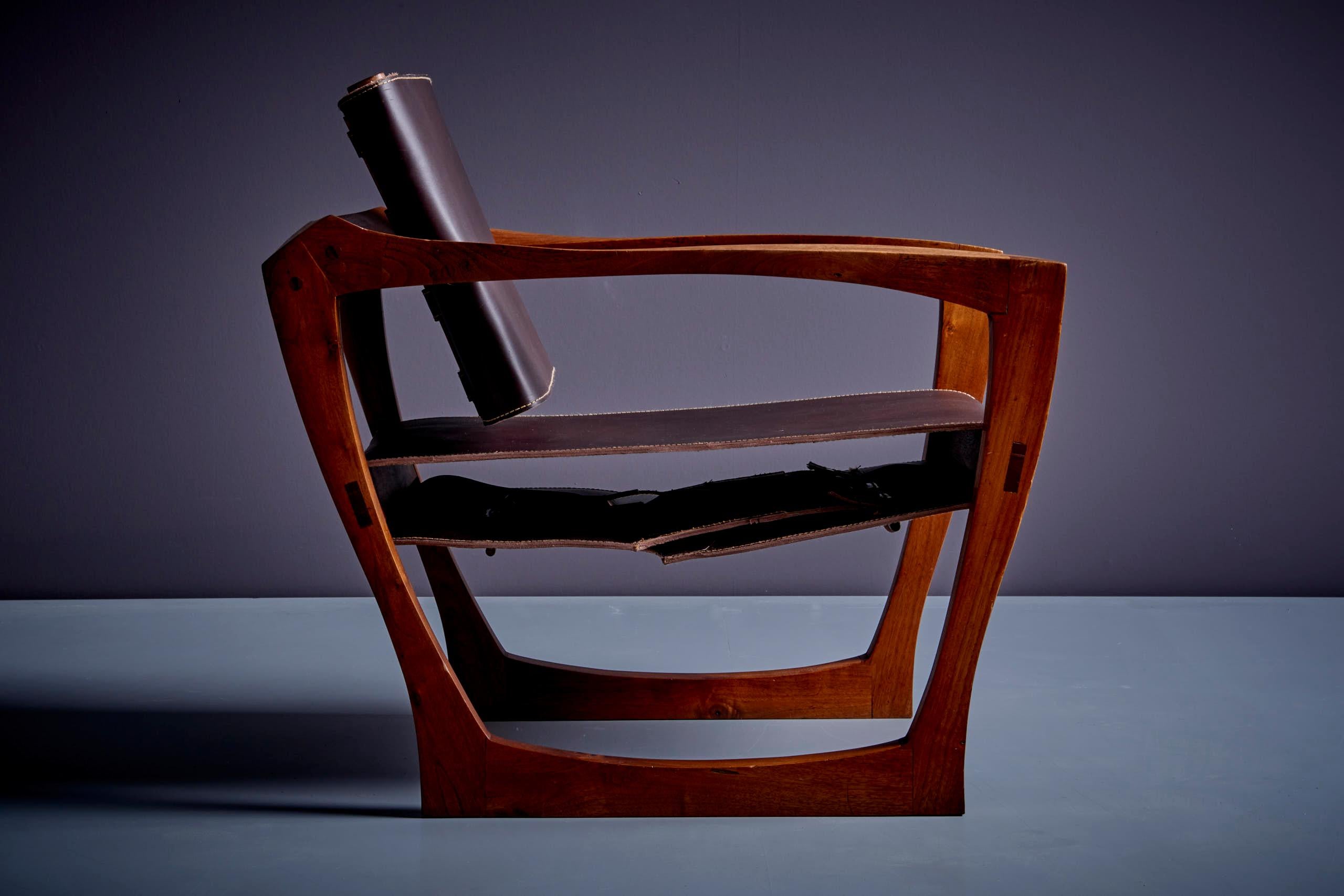 Studio Lounge Chair aus dunkelbraunem Leder mit skulpturalem Nussbaumsockel USA 1960er Jahre  im Zustand „Hervorragend“ im Angebot in Berlin, DE