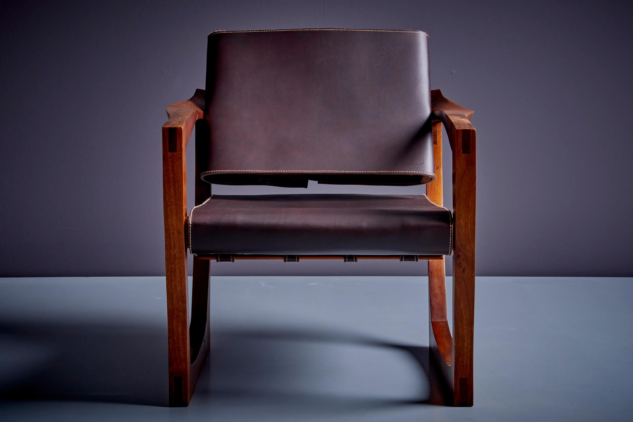 Studio Lounge Chair aus dunkelbraunem Leder mit skulpturalem Nussbaumsockel USA 1960er Jahre  (Mitte des 20. Jahrhunderts) im Angebot